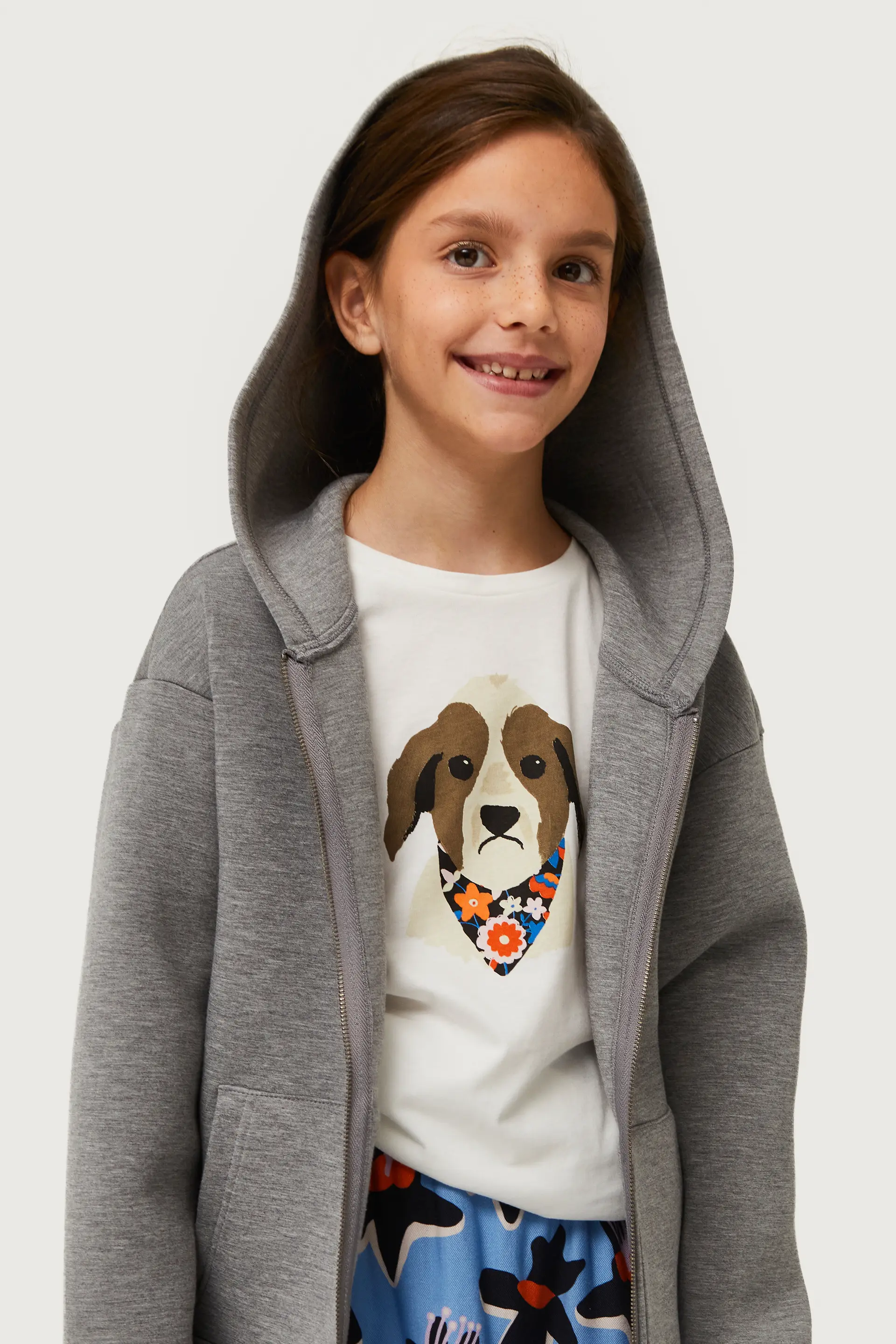 Camiseta de niña con print de perro estampado floral - Image 4