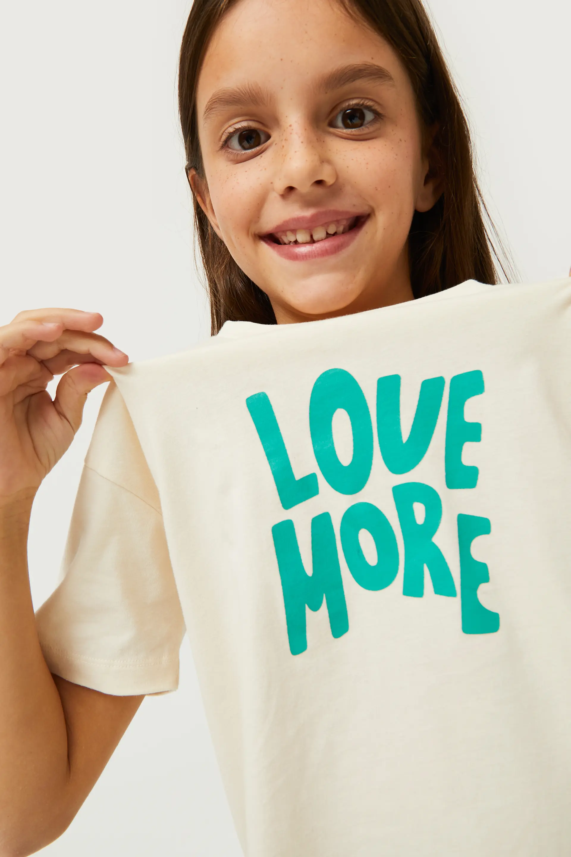 Camiseta de niña con print Love More - Image 3