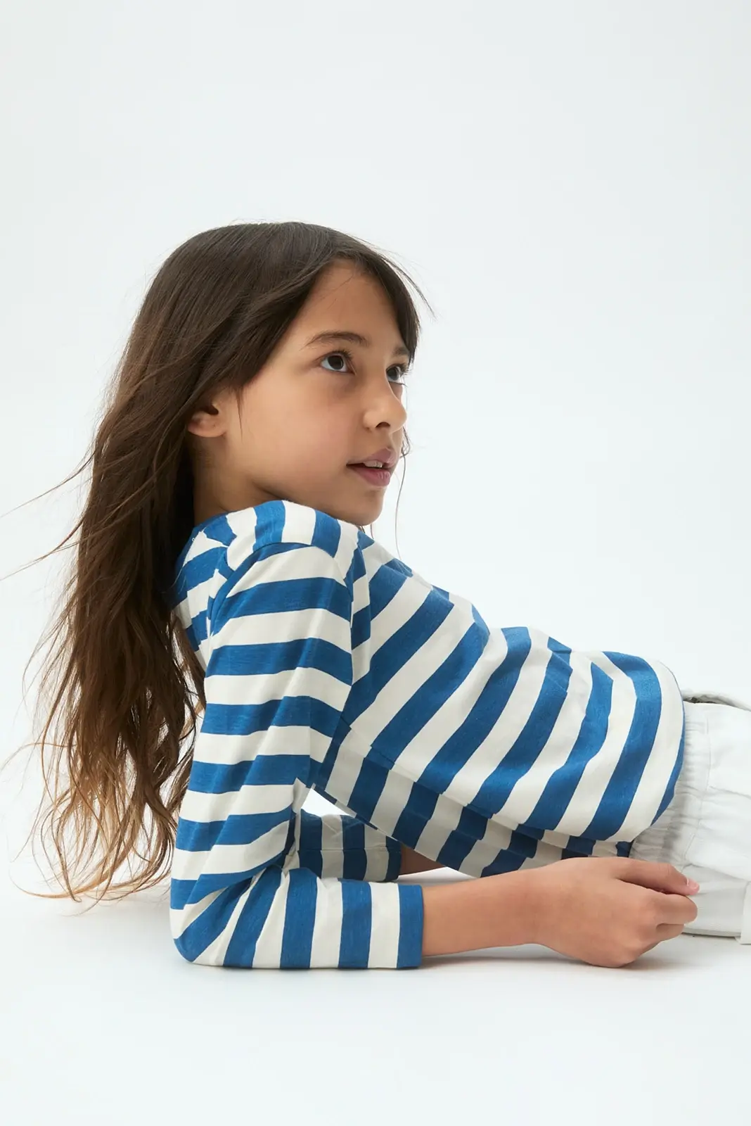 Camiseta de niña de rayas azul y blanco con detalle de media luna - Image 3