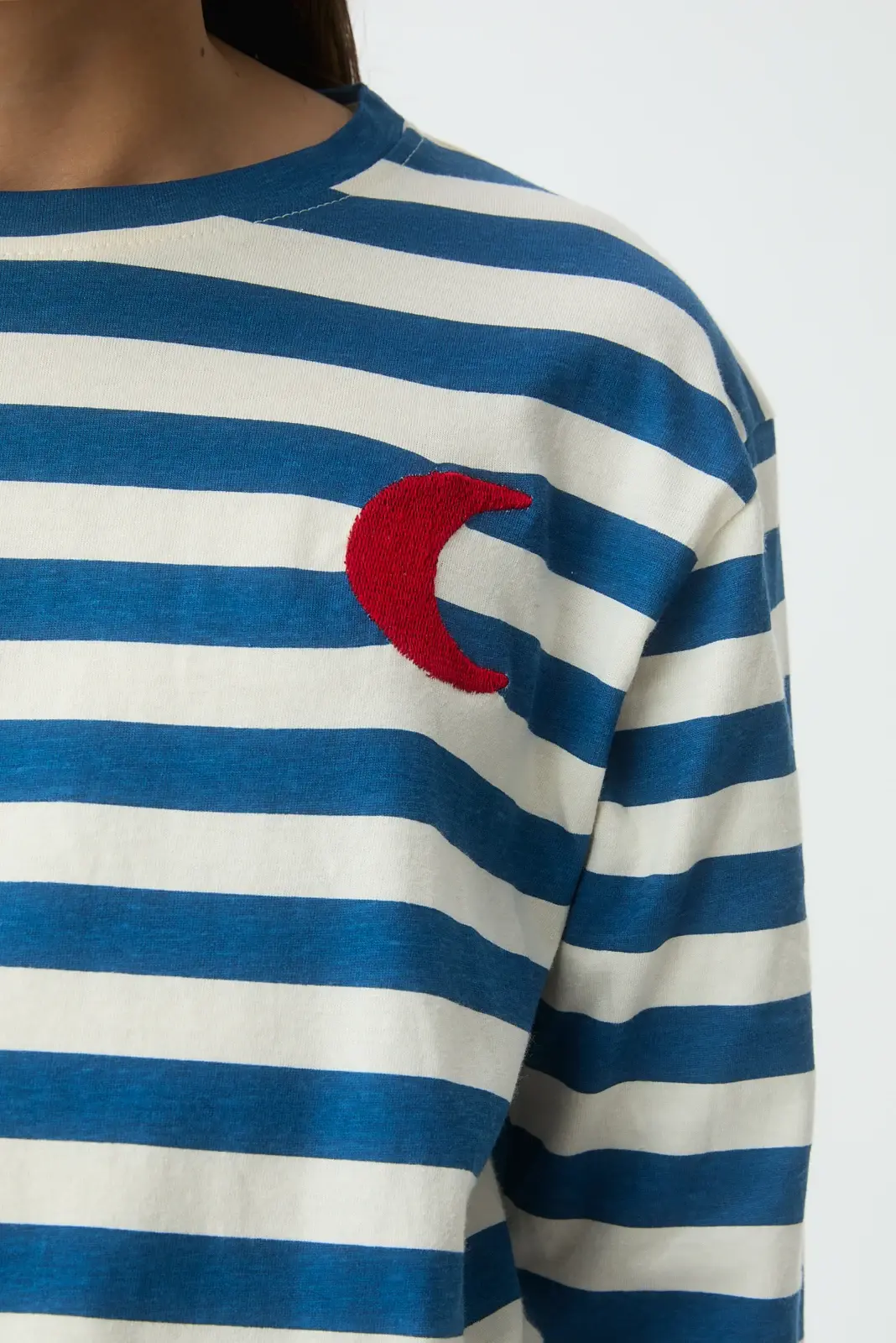 Camiseta de niña de rayas azul y blanco con detalle de media luna - Image 4