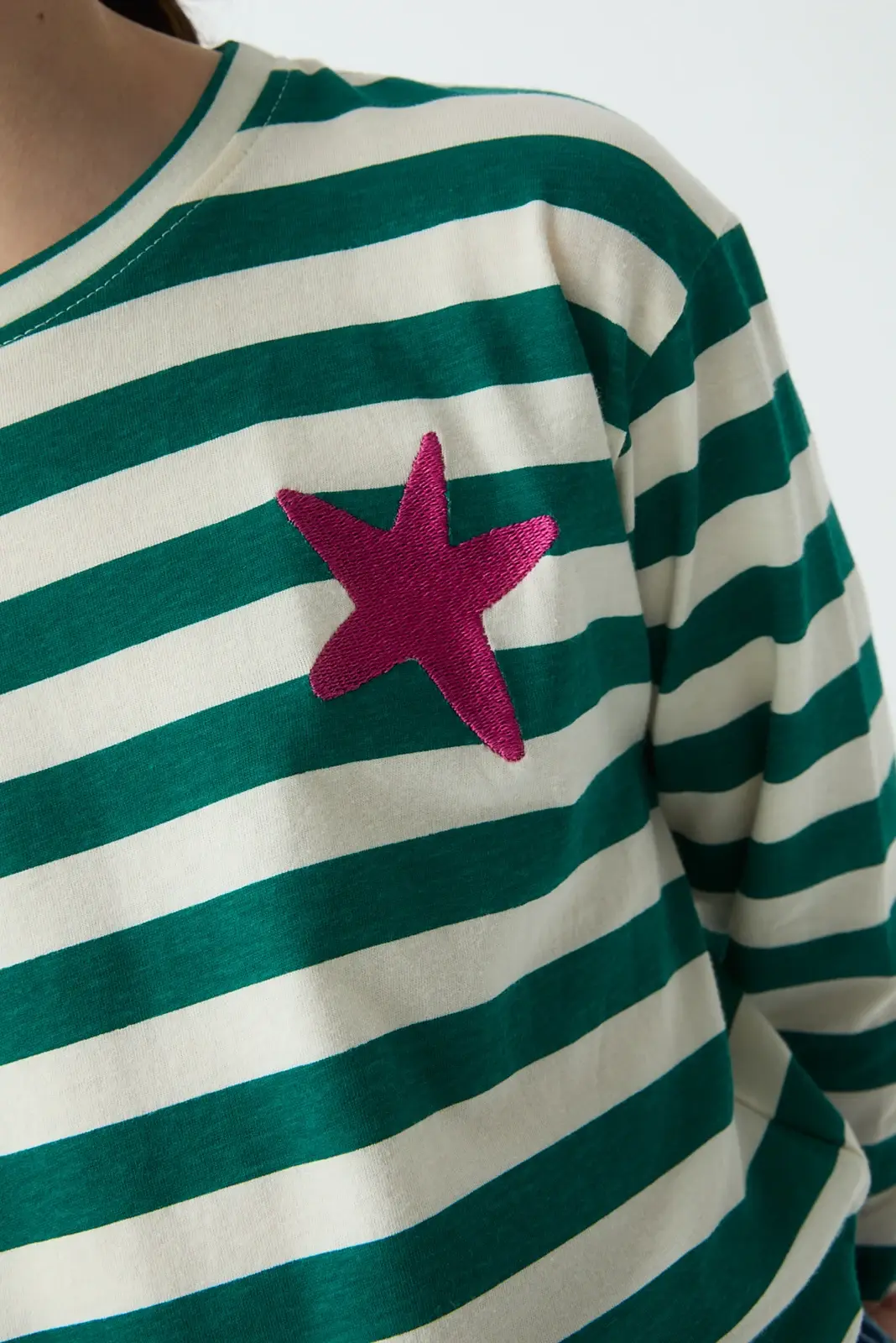Camiseta de niña de rayas blancas y verdes con estrella rosa bordada - Image 3