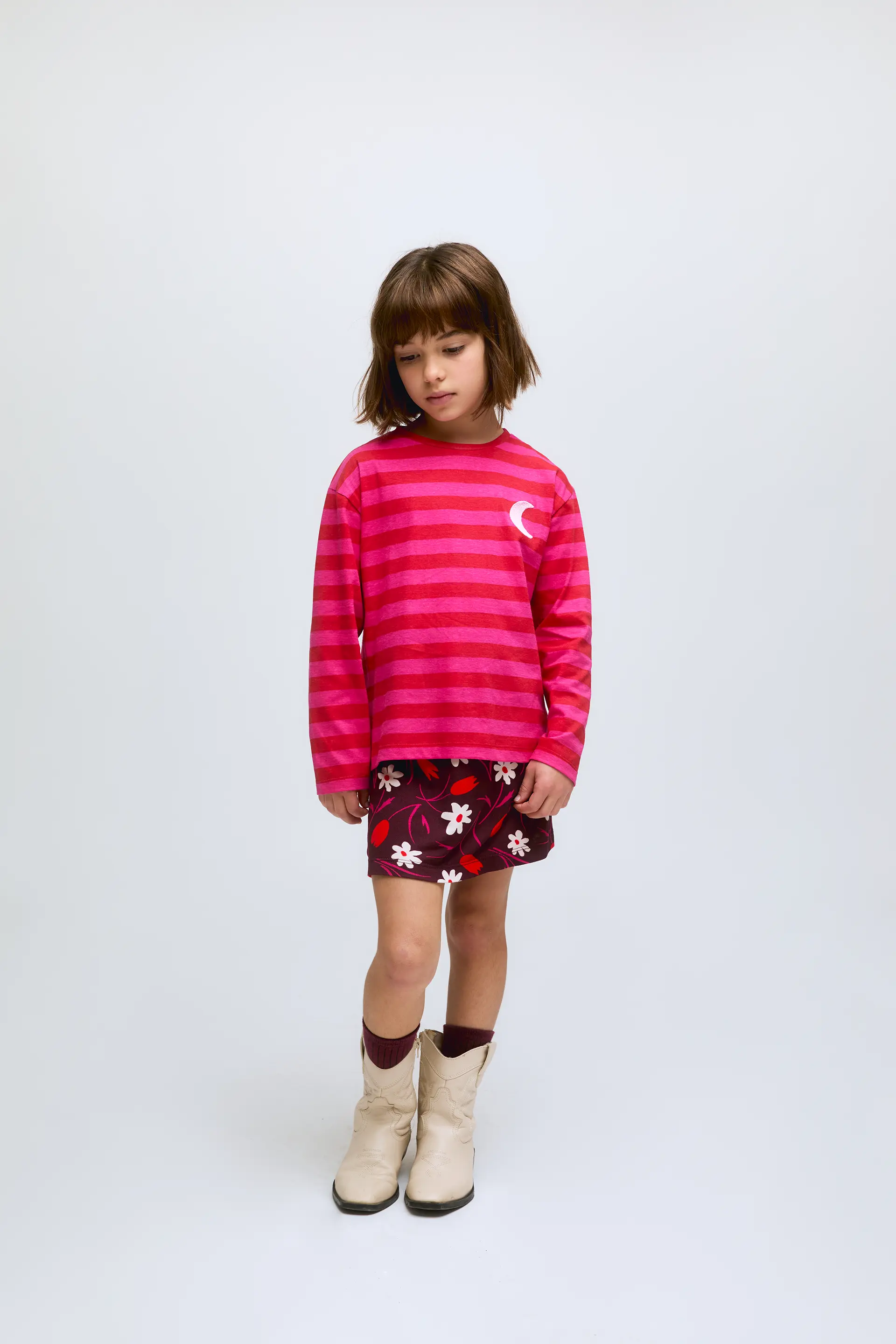 Camiseta de niña de rayas en color rosa y rojo con detalle de media luna
