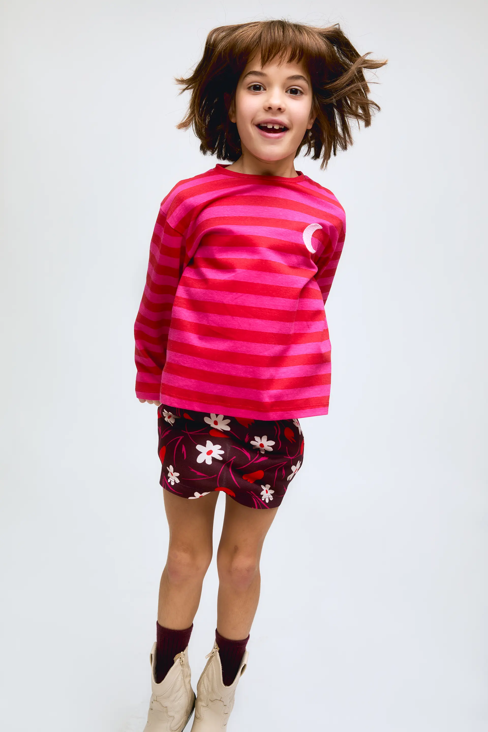 Camiseta de niña de rayas en color rosa y rojo con detalle de media luna - Image 4