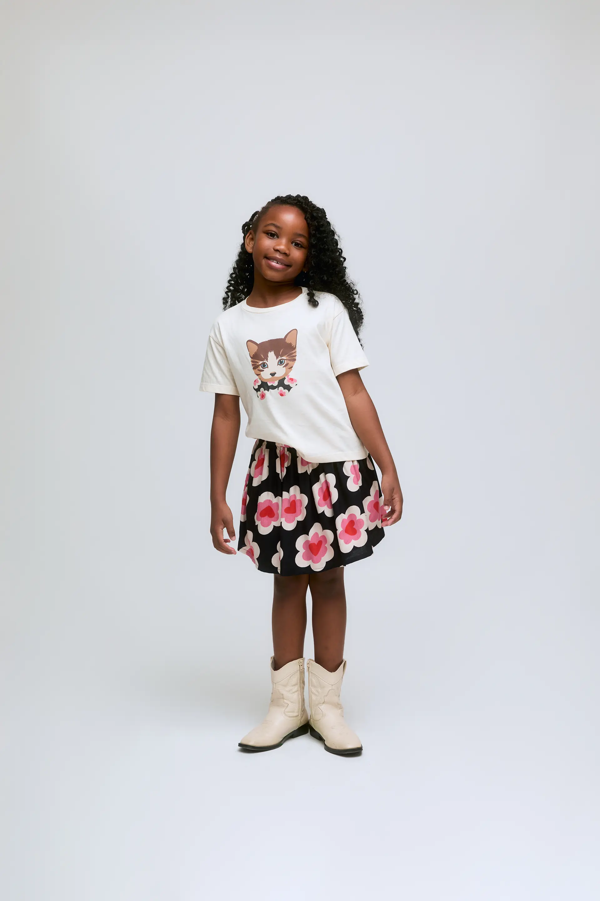 Camiseta de niña en color blanco con estampado de gatito.