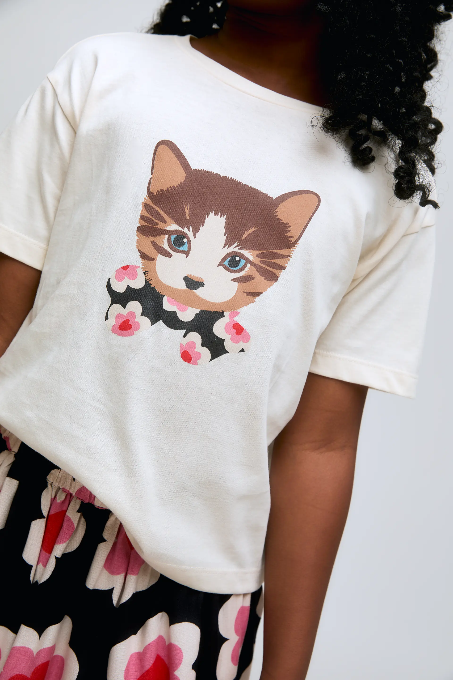 Camiseta de niña en color blanco con estampado de gatito. - Image 3