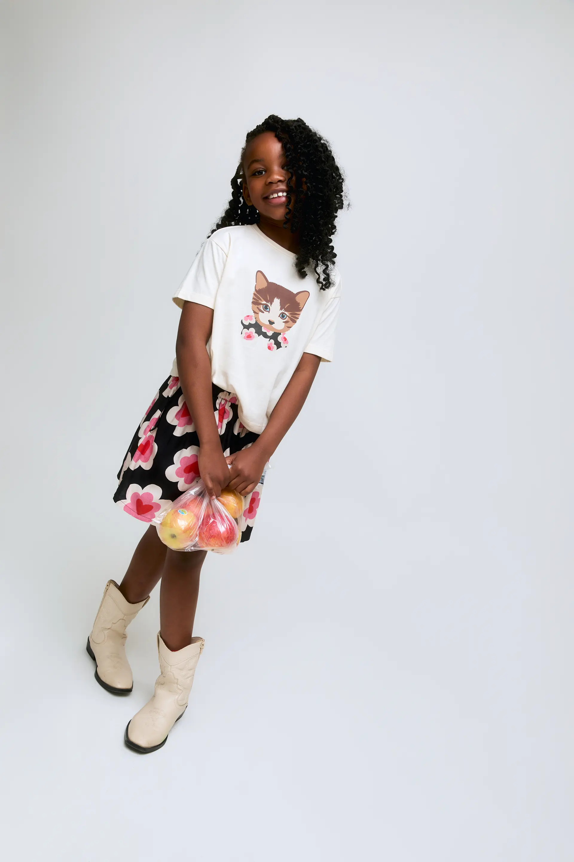Camiseta de niña en color blanco con estampado de gatito. - Image 4