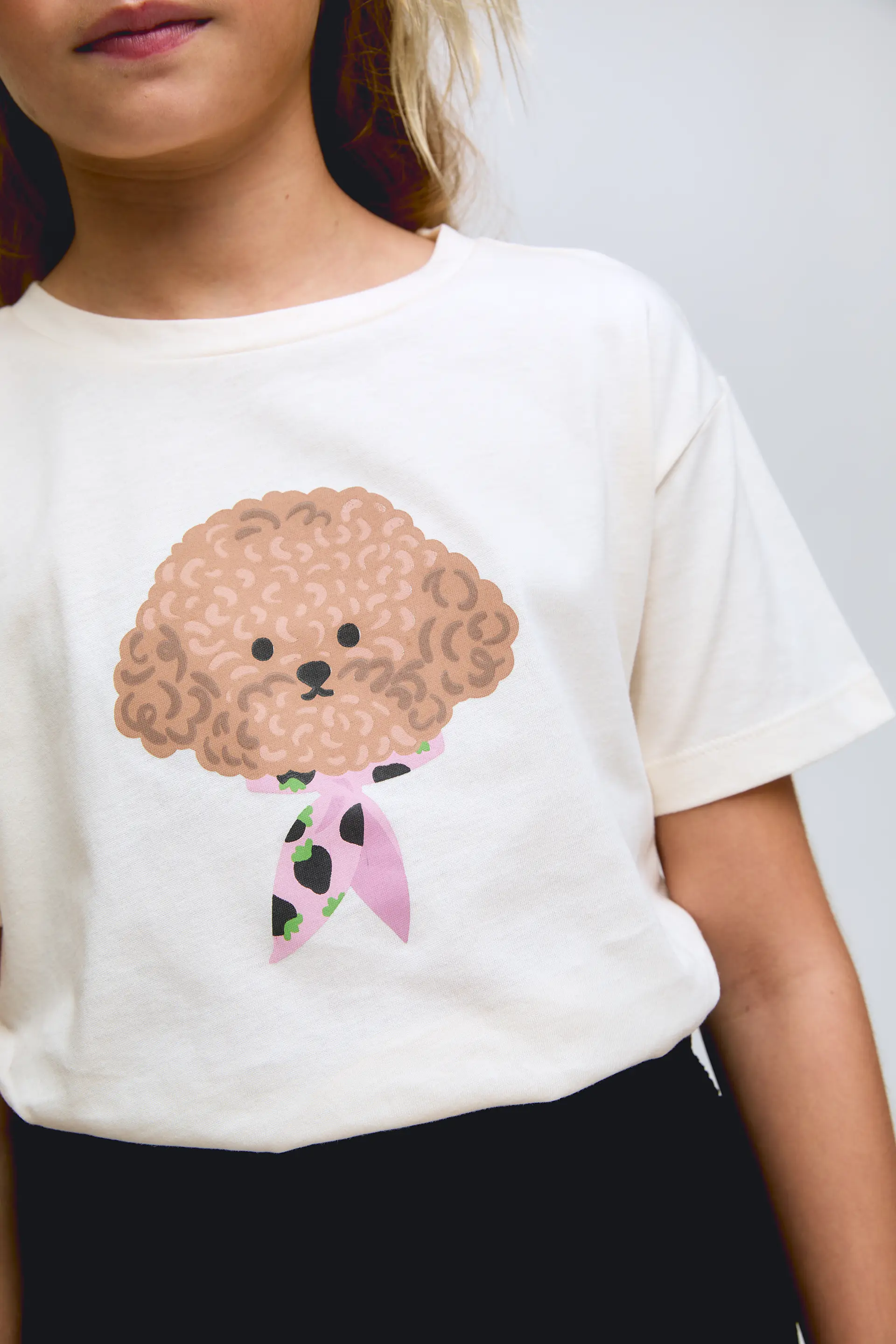 Camiseta de niña en color blanco con estampado de perrito. - Image 3