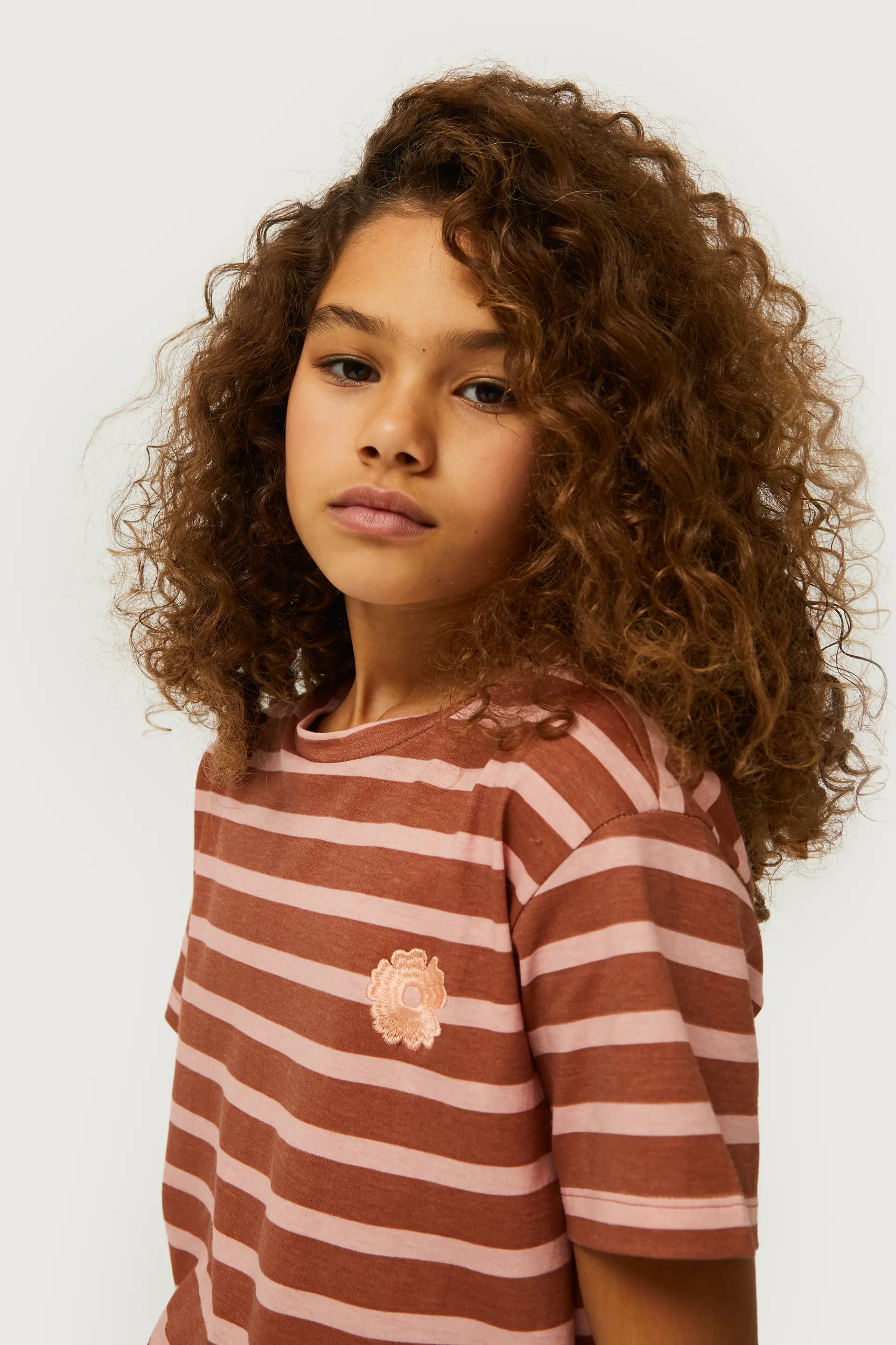 Camiseta de niña rayas parche de flor marrón - Image 3