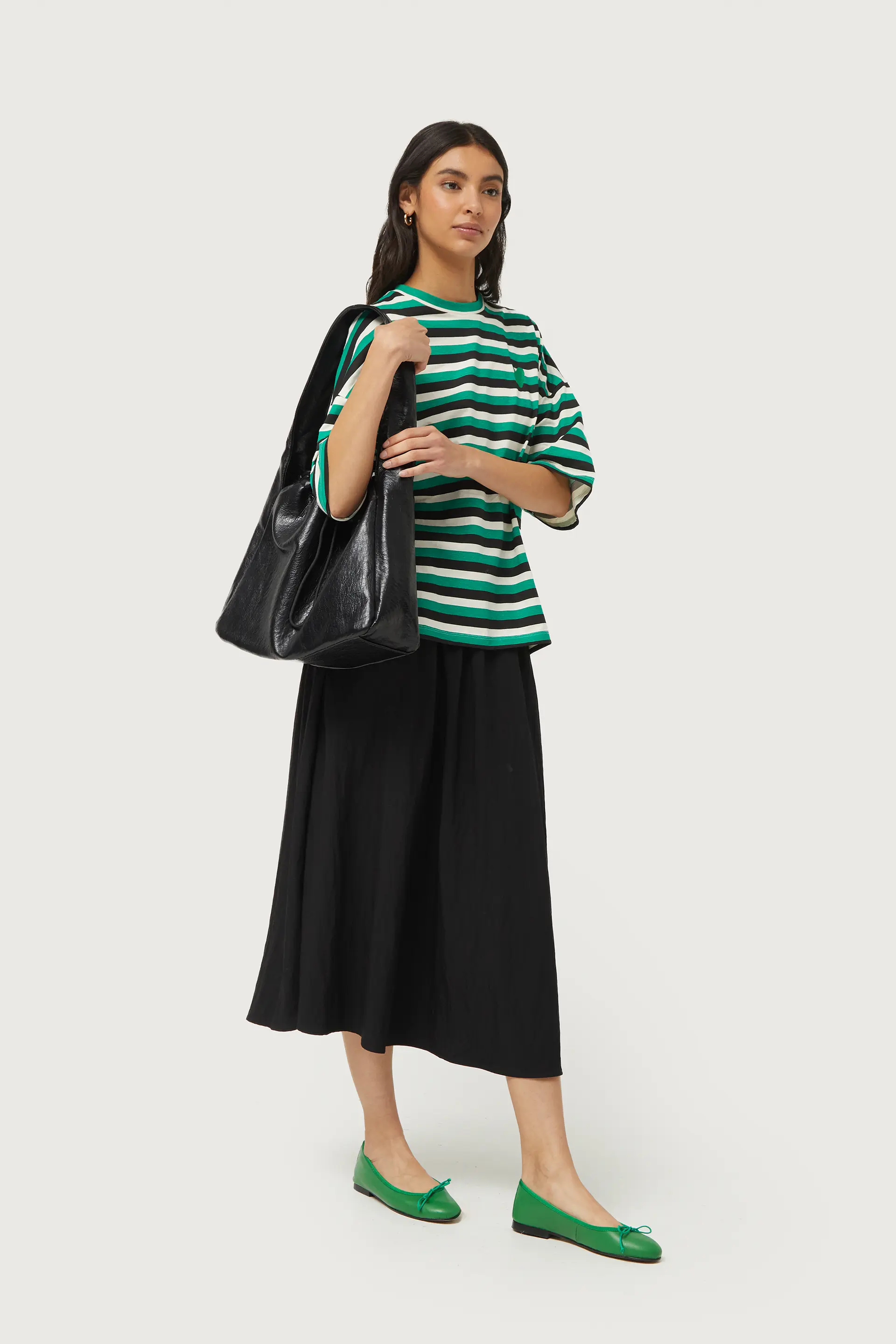 Camiseta de rayas con parche de corazón verde - Image 4
