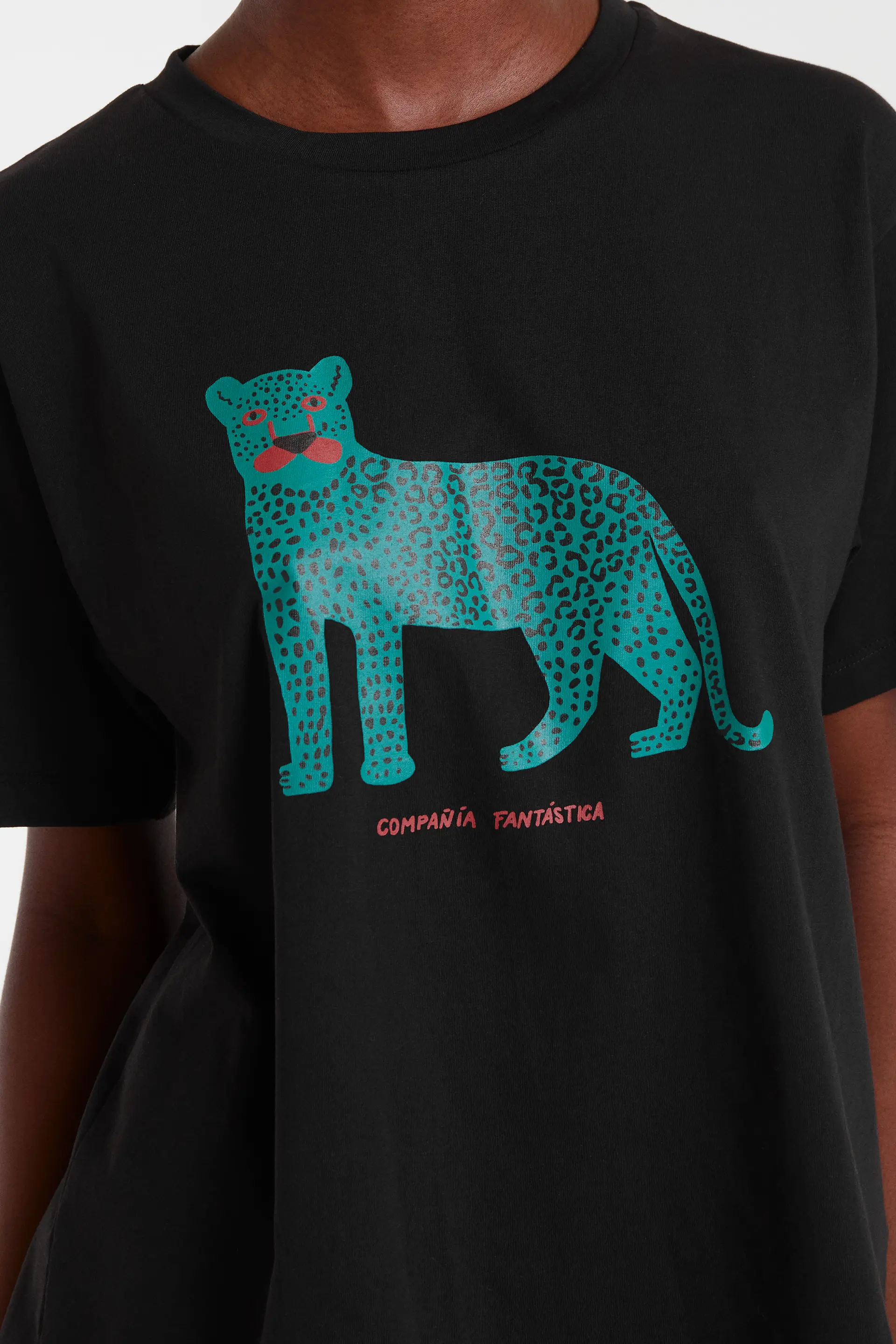Camiseta negra 100% algodón con print de Leopardo - Image 4