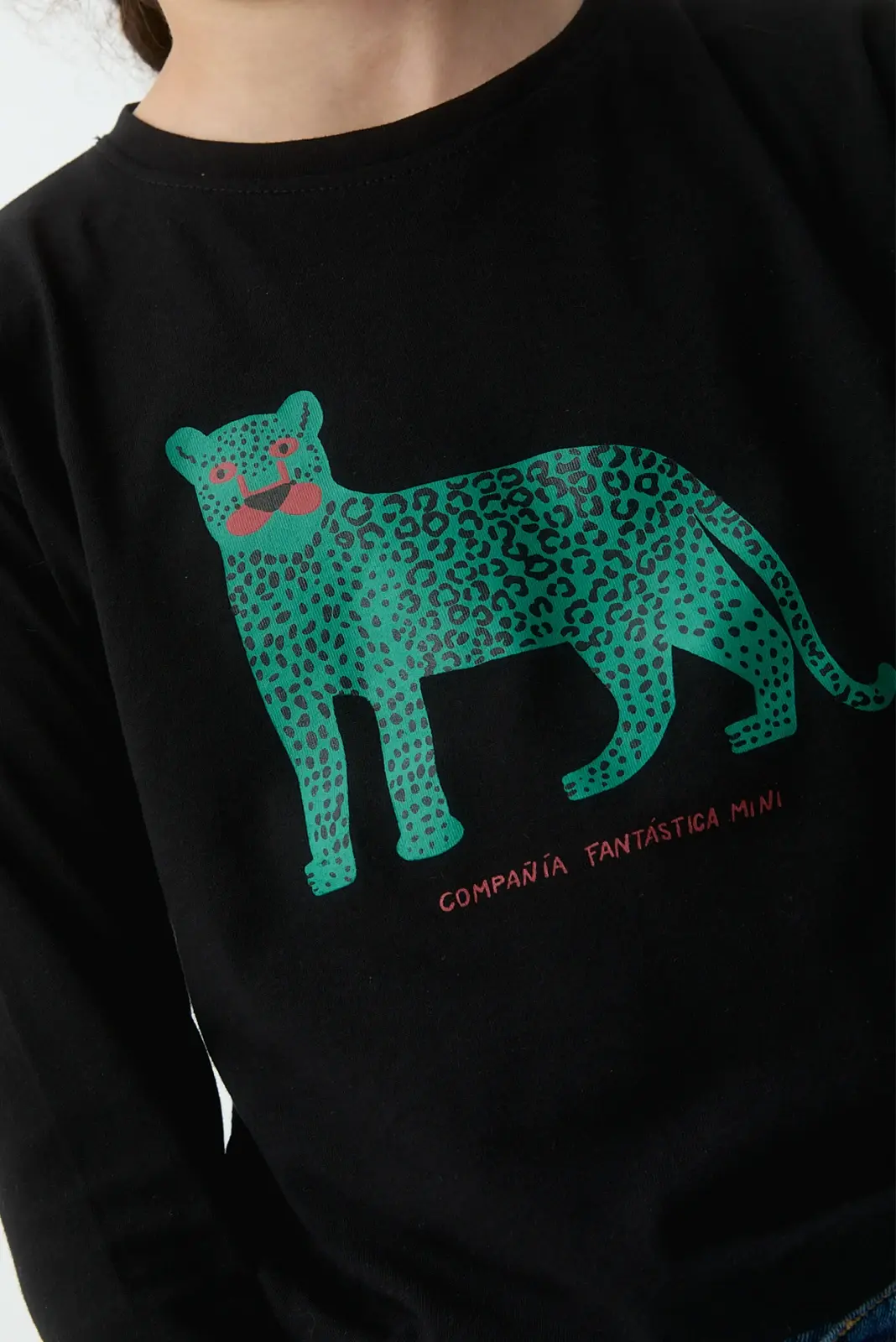 Camiseta negra con diseño gráfico de jaguar - Image 3
