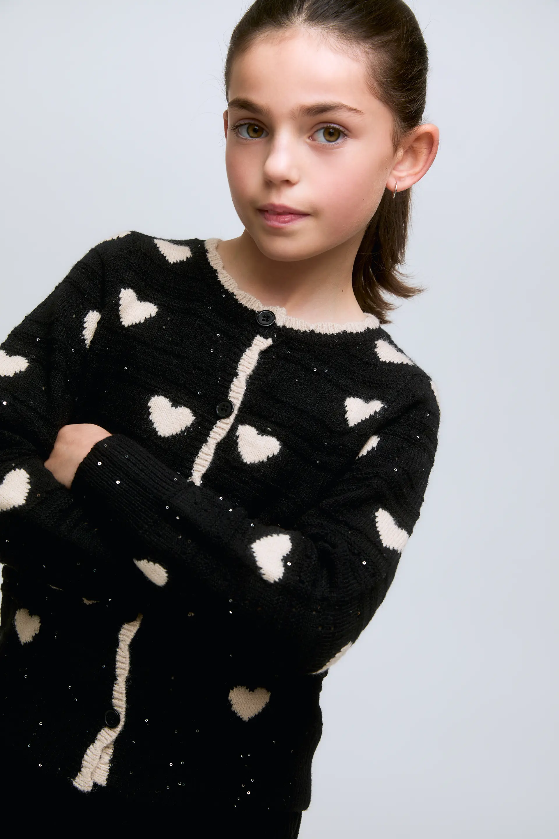 Cárdigan de niña negro con corazones blancos y botones frontales. - Image 4