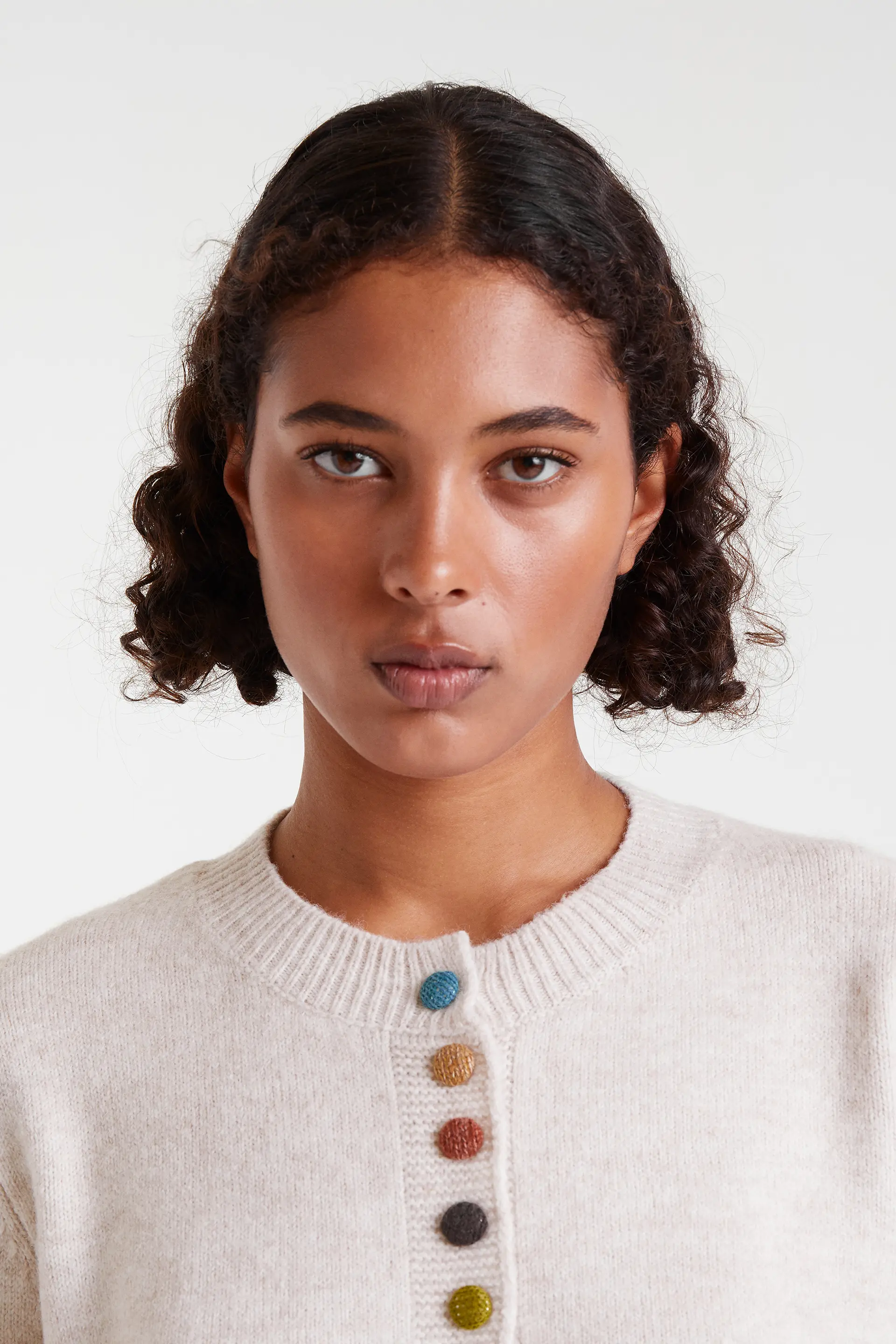 Cárdigan de punto cuello redondo beige - Image 4