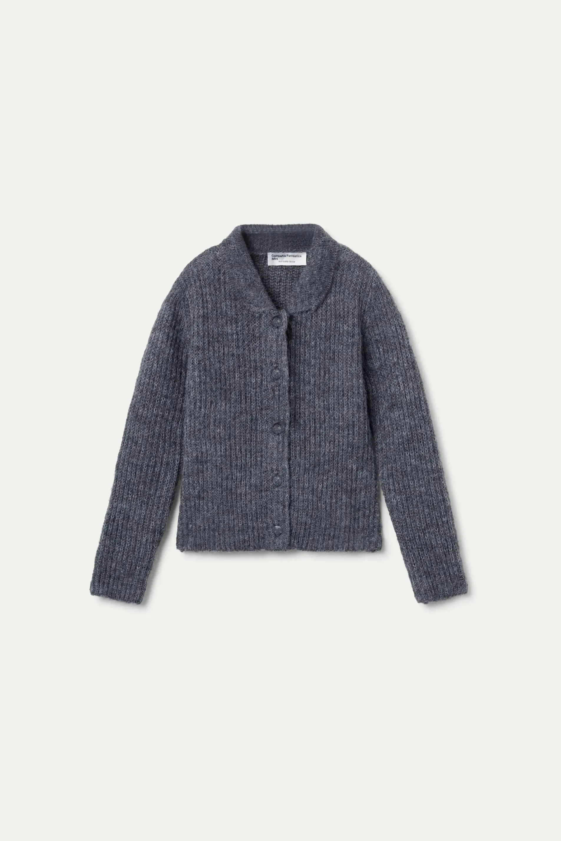 Cárdigan de punto gris con cuello y botones al frente.