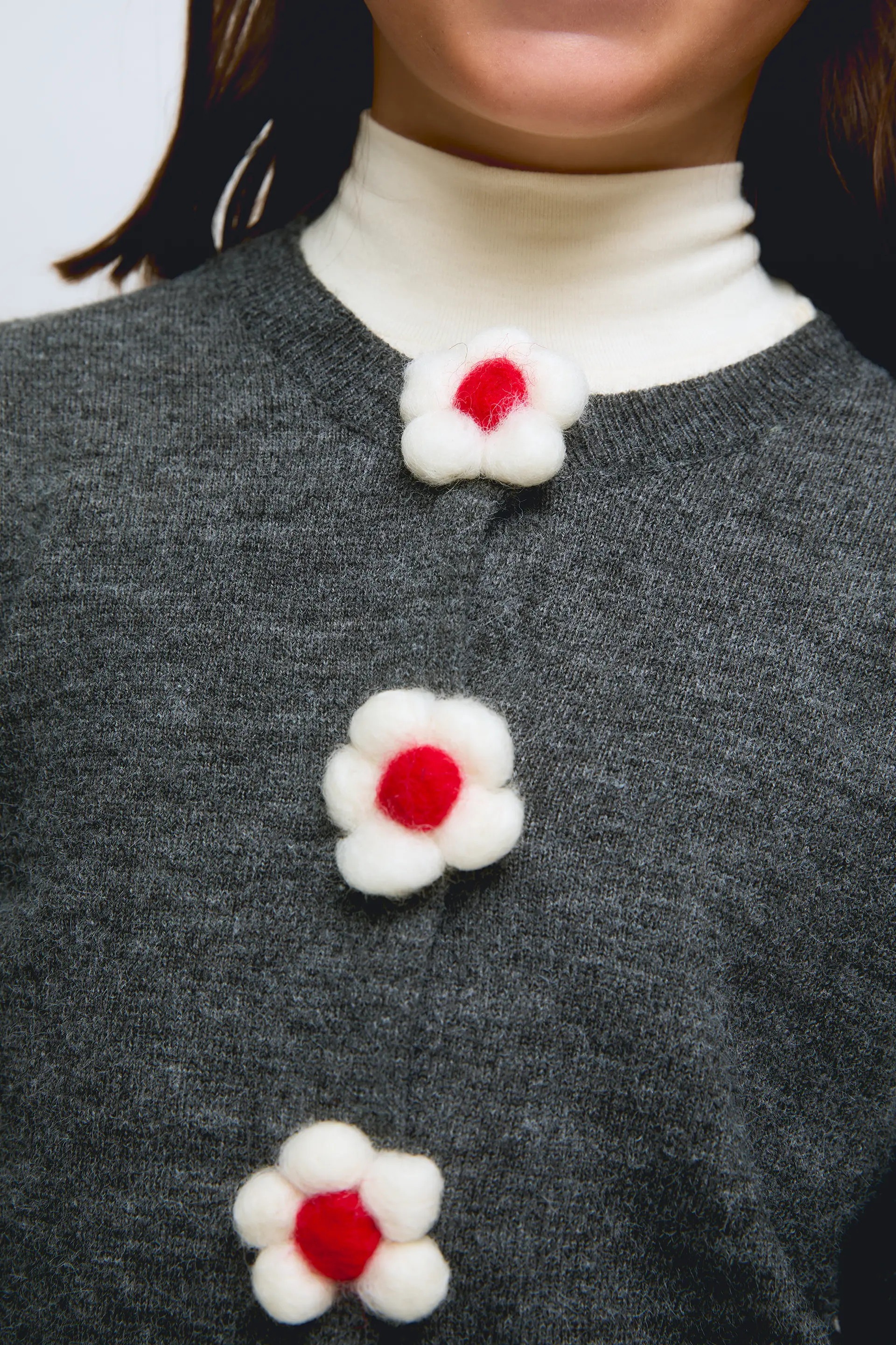 Cardigan gris de punto con botones en forma de flor. - Image 3