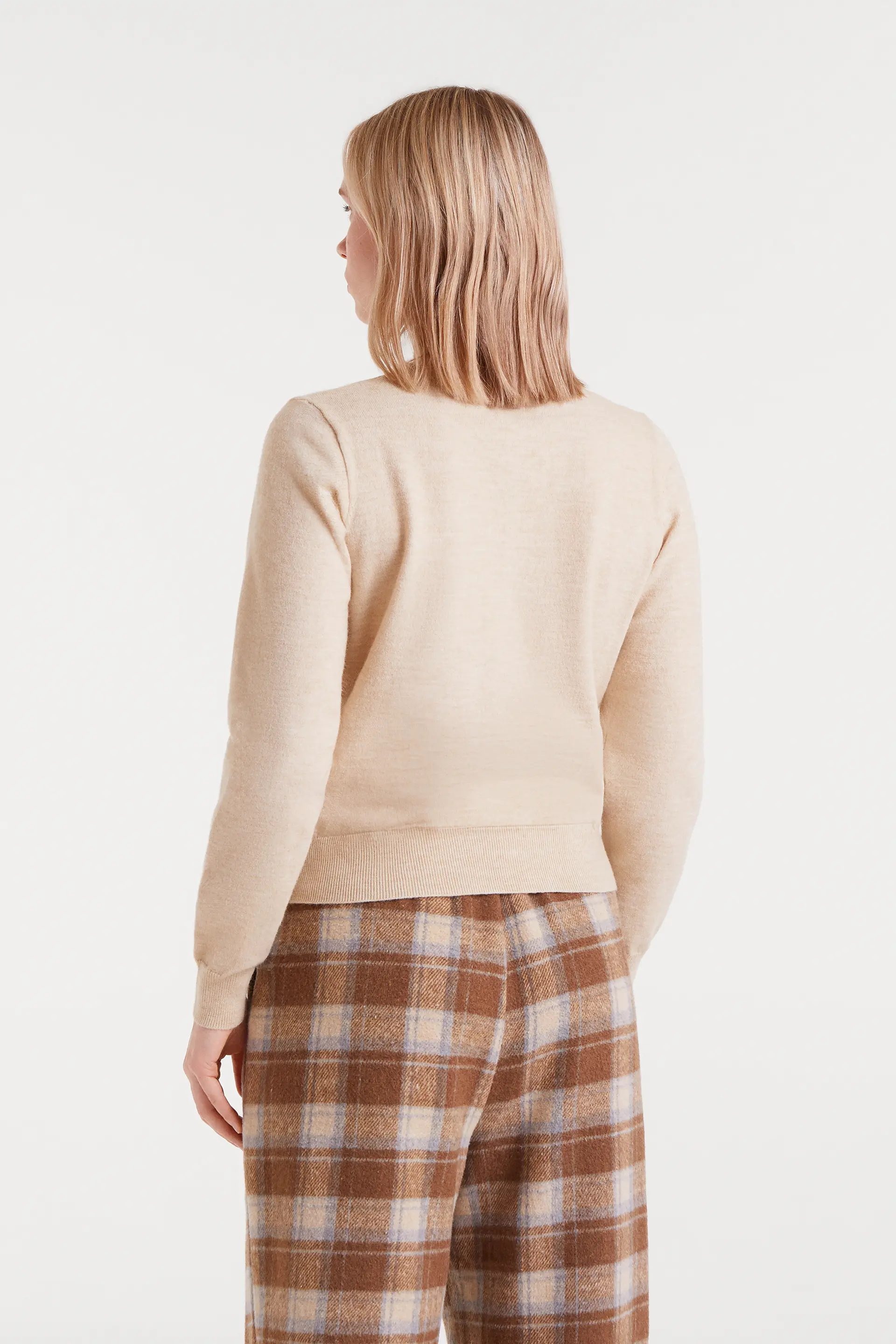 Cárdigan punto fino con detalle floral beige - Image 3