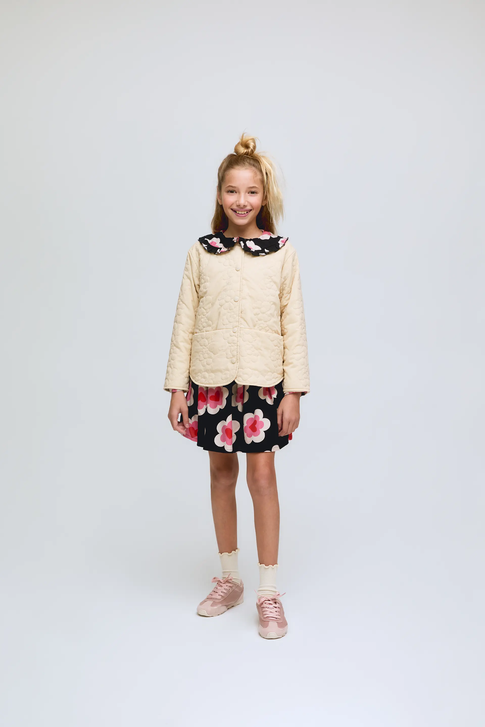 Chaqueta de niña acolchada con bolsillos en color beige