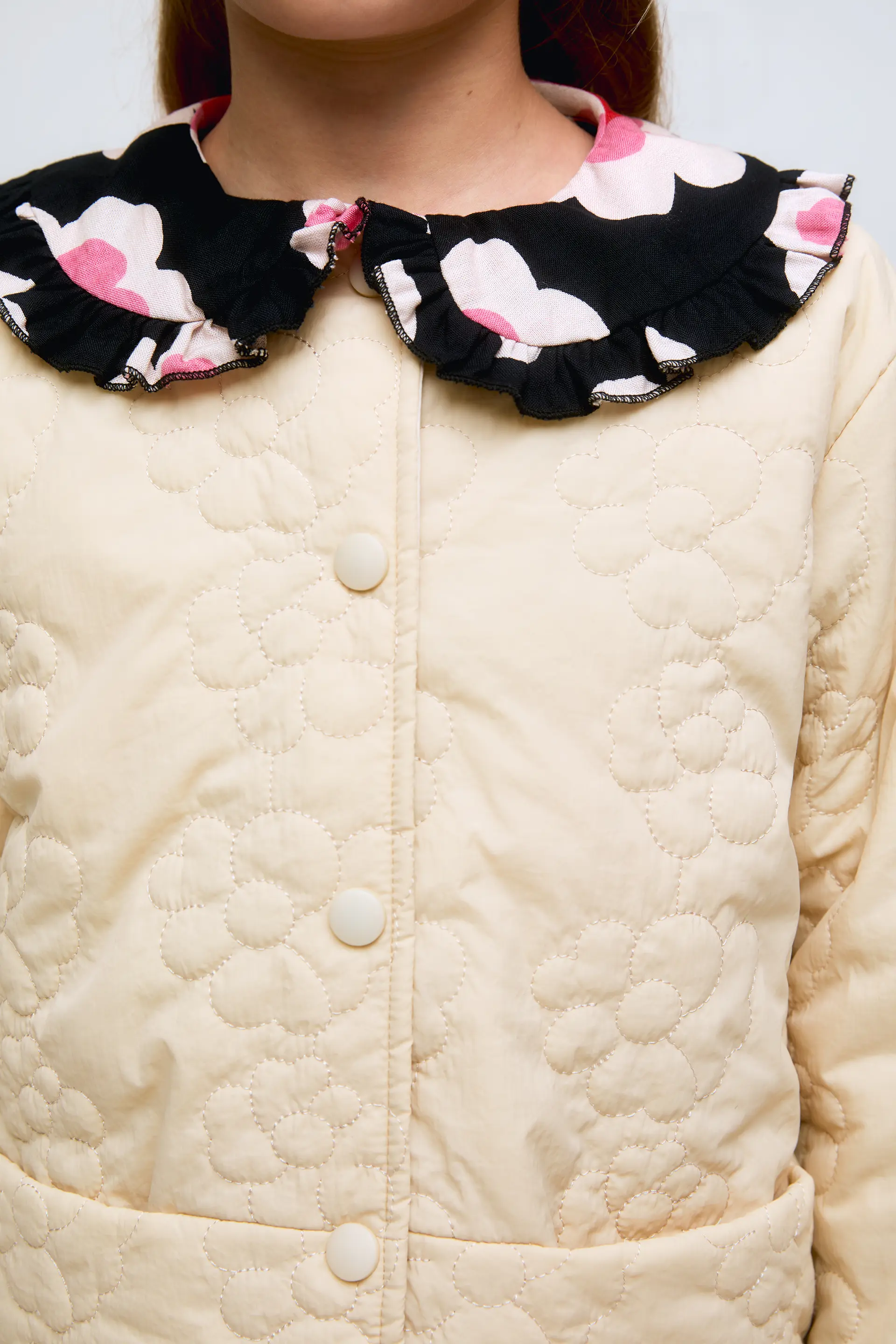 Chaqueta de niña acolchada con bolsillos en color beige - Image 3