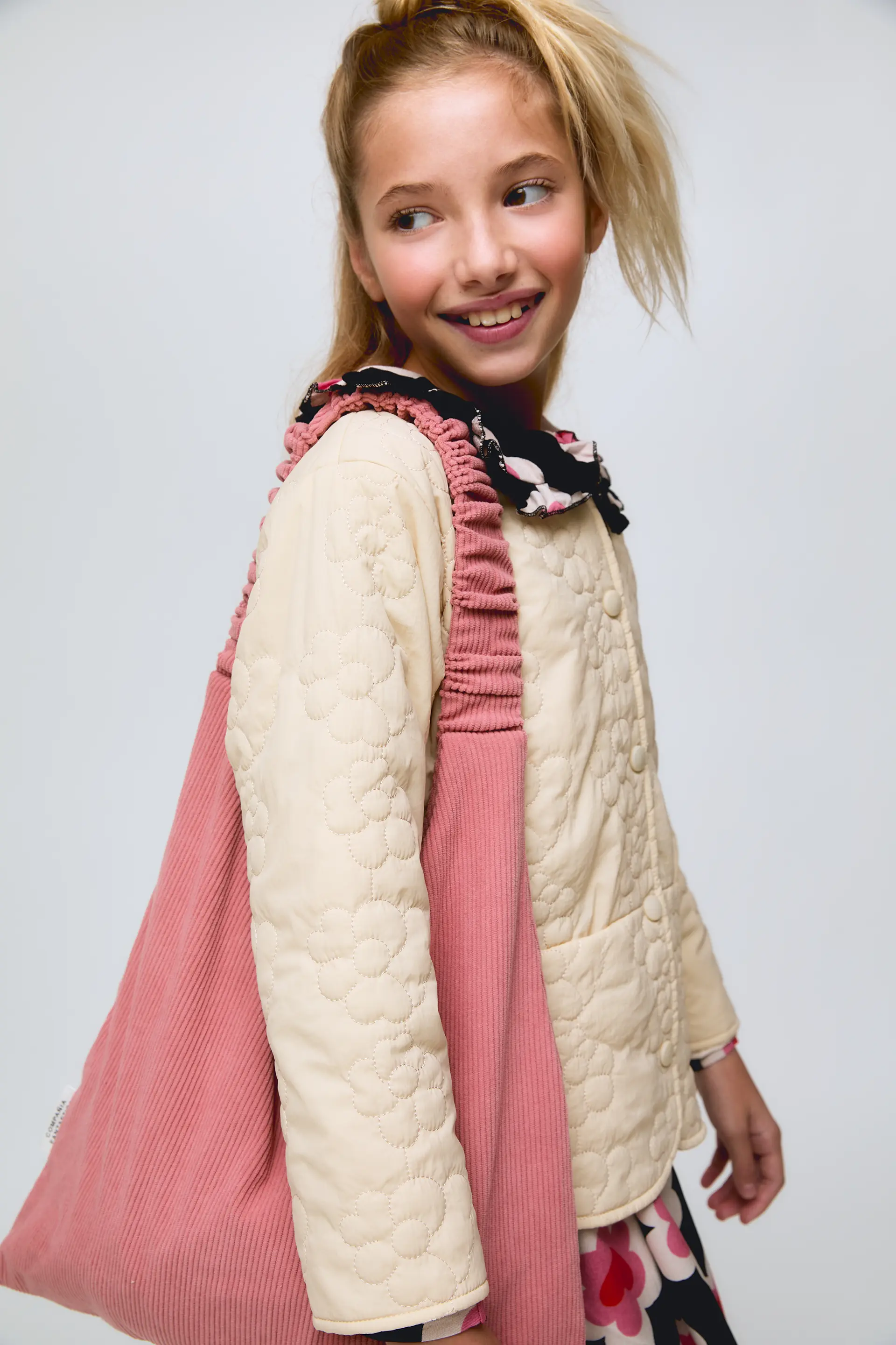 Chaqueta de niña acolchada con bolsillos en color beige - Image 4