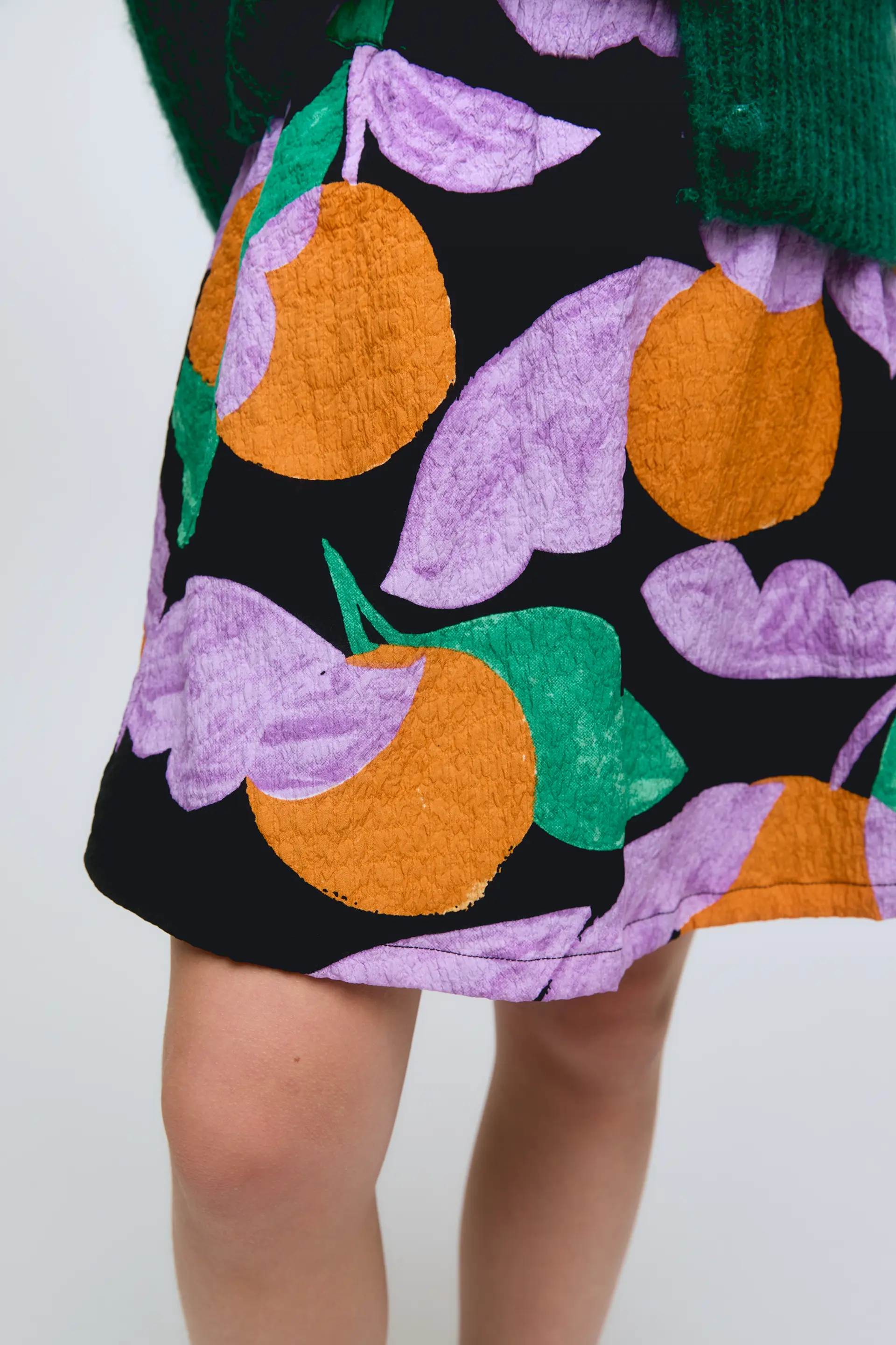 Falda corta de niña con estampado de frutas Apricot - Image 3