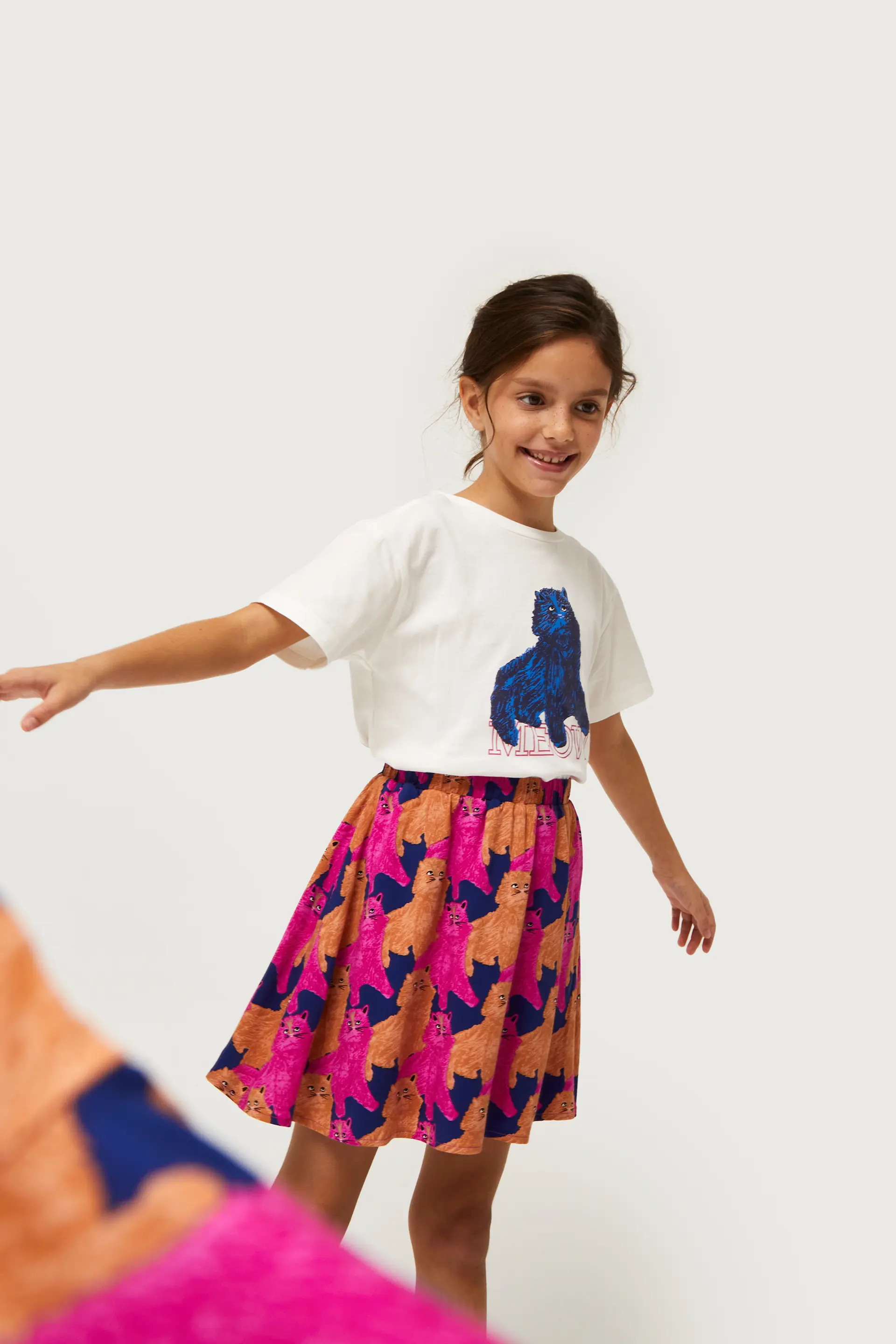 Falda corta de niña con estampado de gatos - Image 4