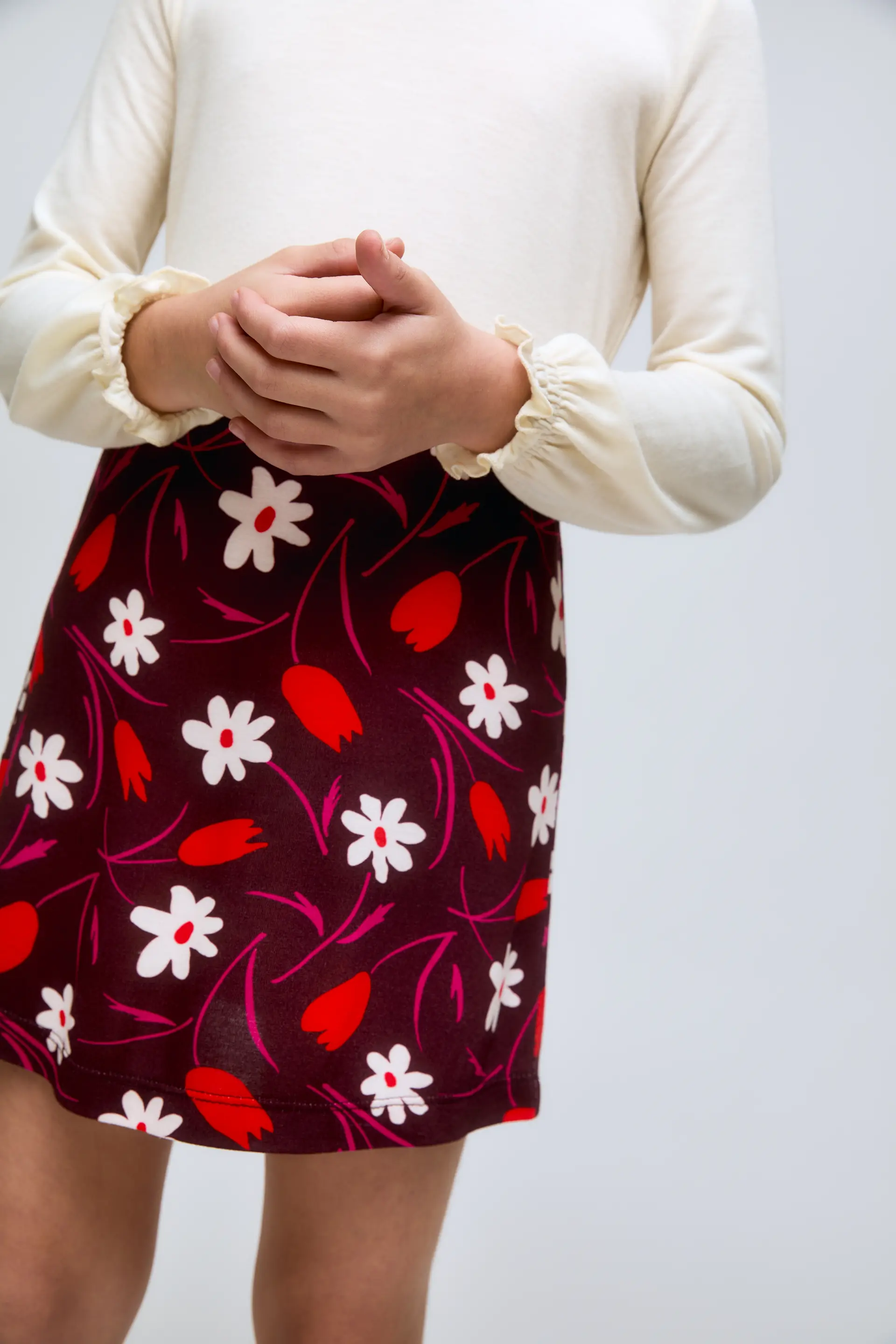 Falda corta de niña con estampado floral Tulip y cintura elástica. - Image 3