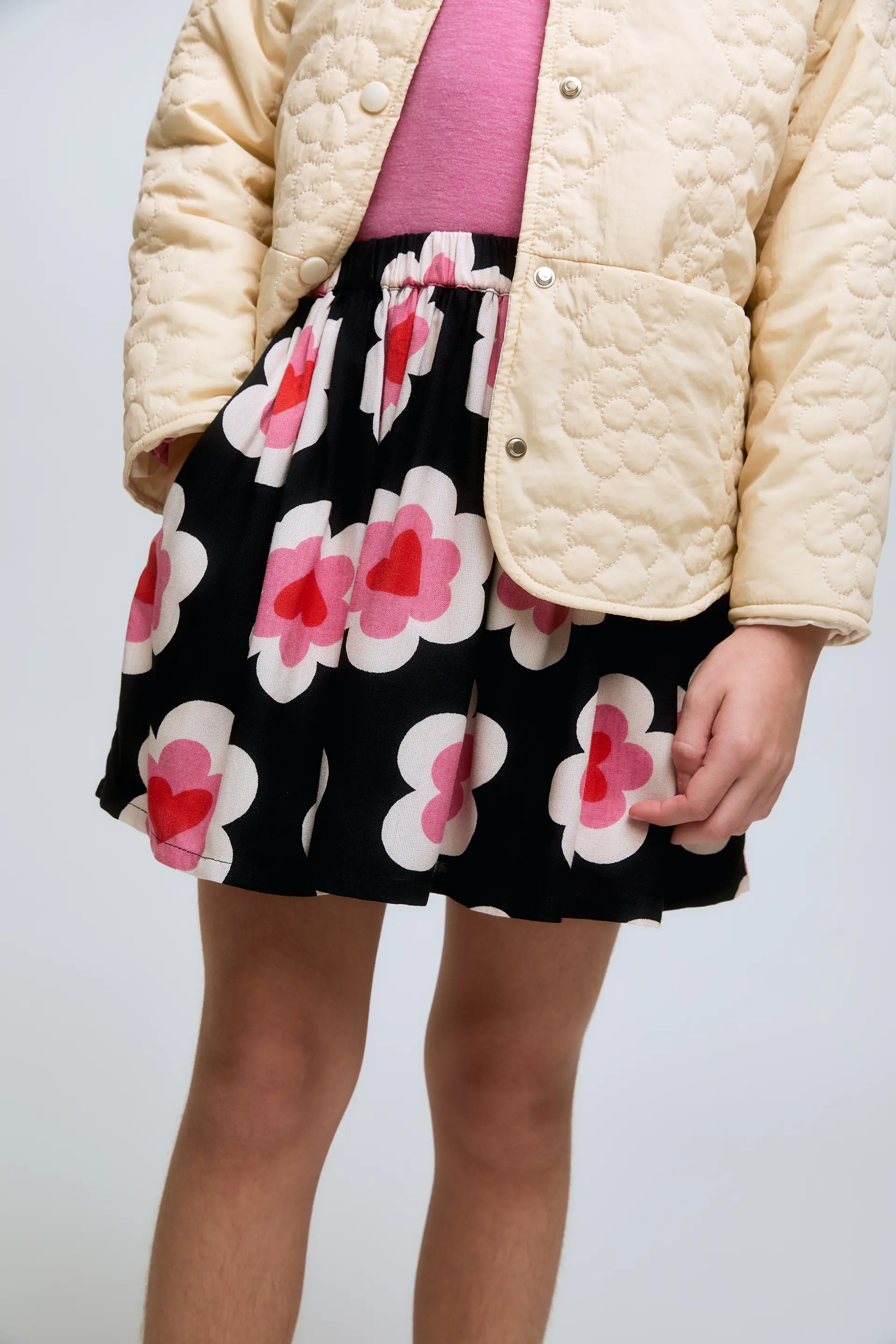 Falda corta de niña con estampado Sweetheart y cintura elástica fruncida. - Image 3