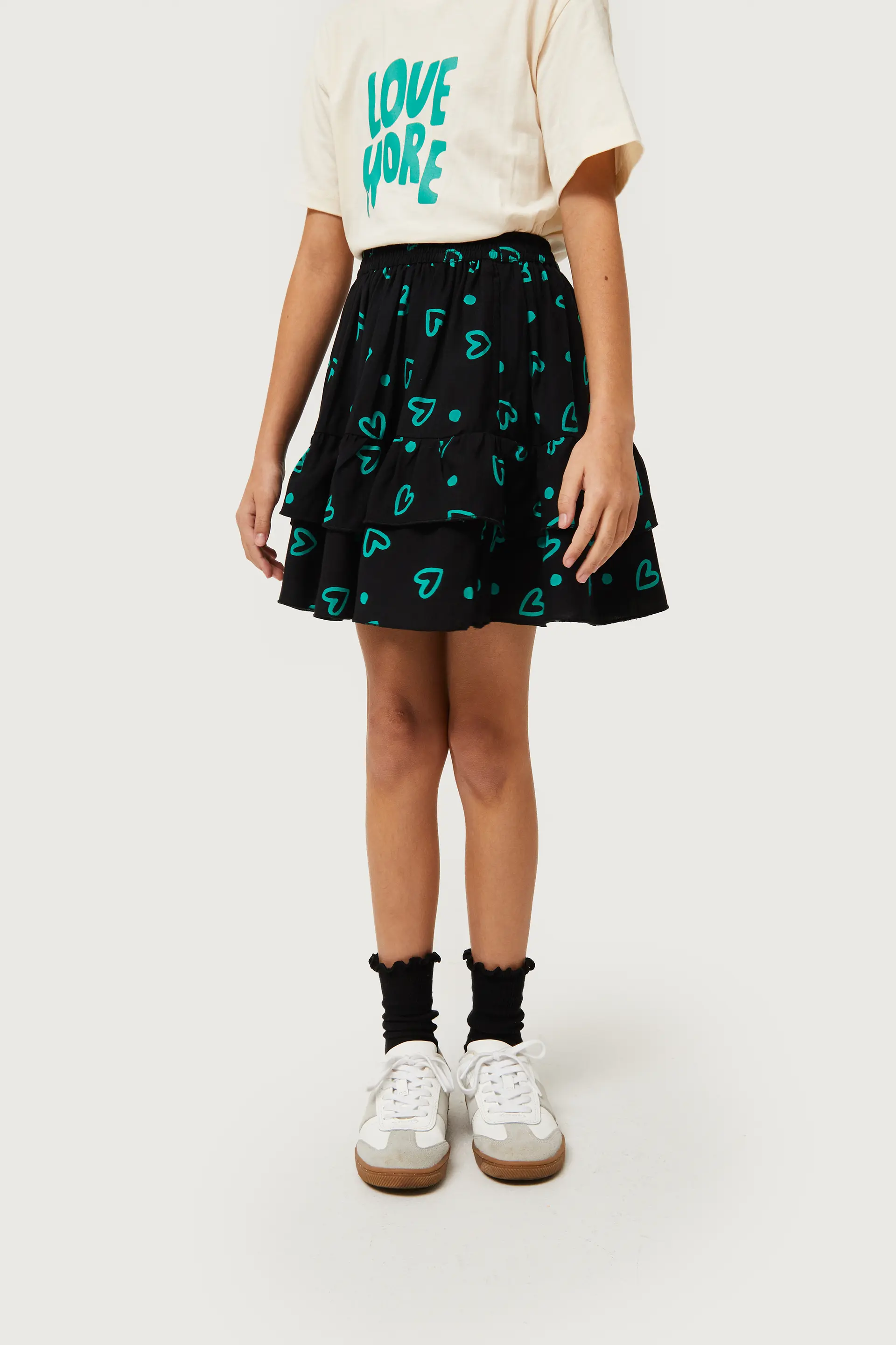 Falda corta de niña estampado de corazones verdes - Image 3
