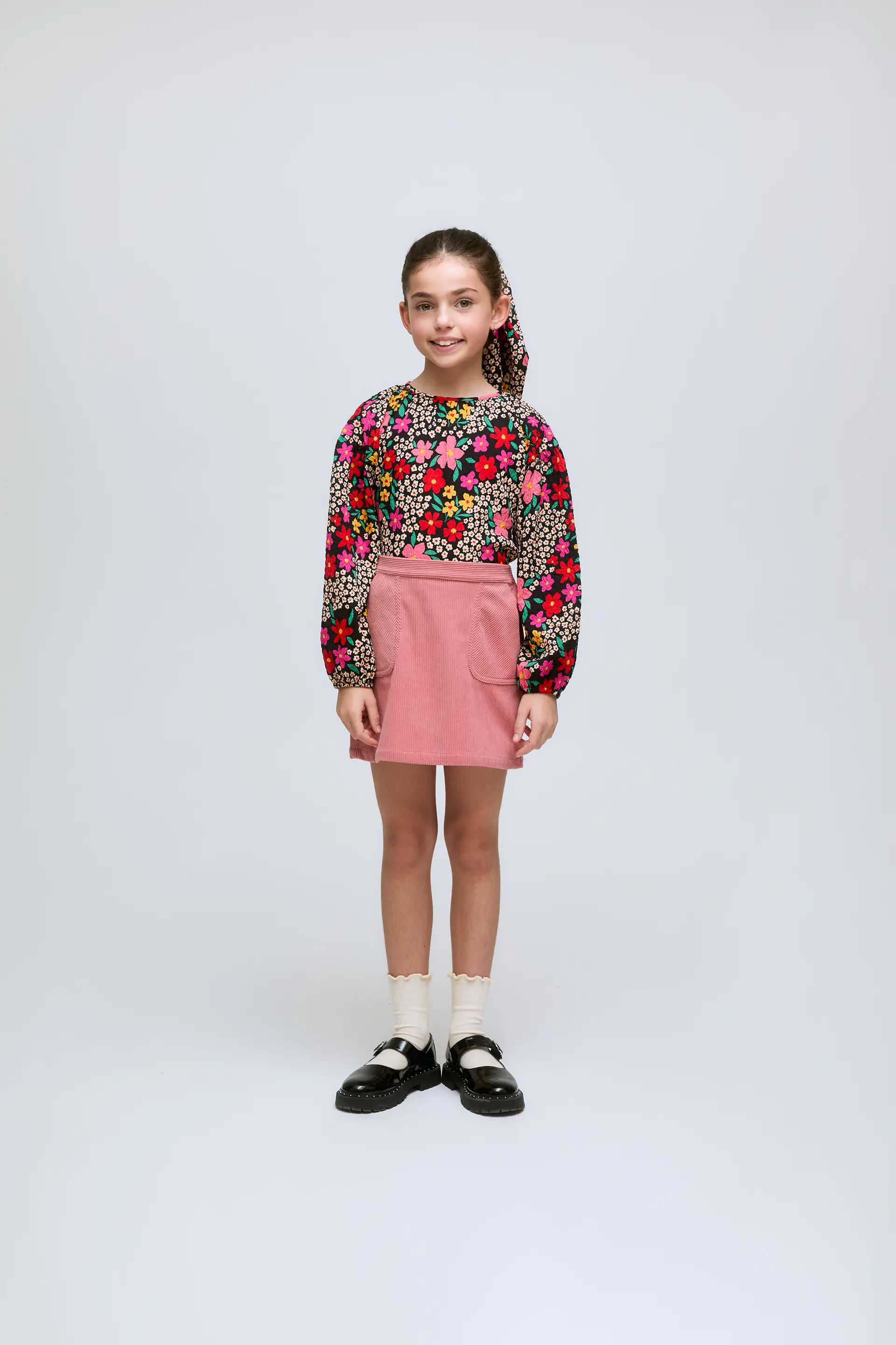 Falda corta de pana rosa con bolsillos delanteros