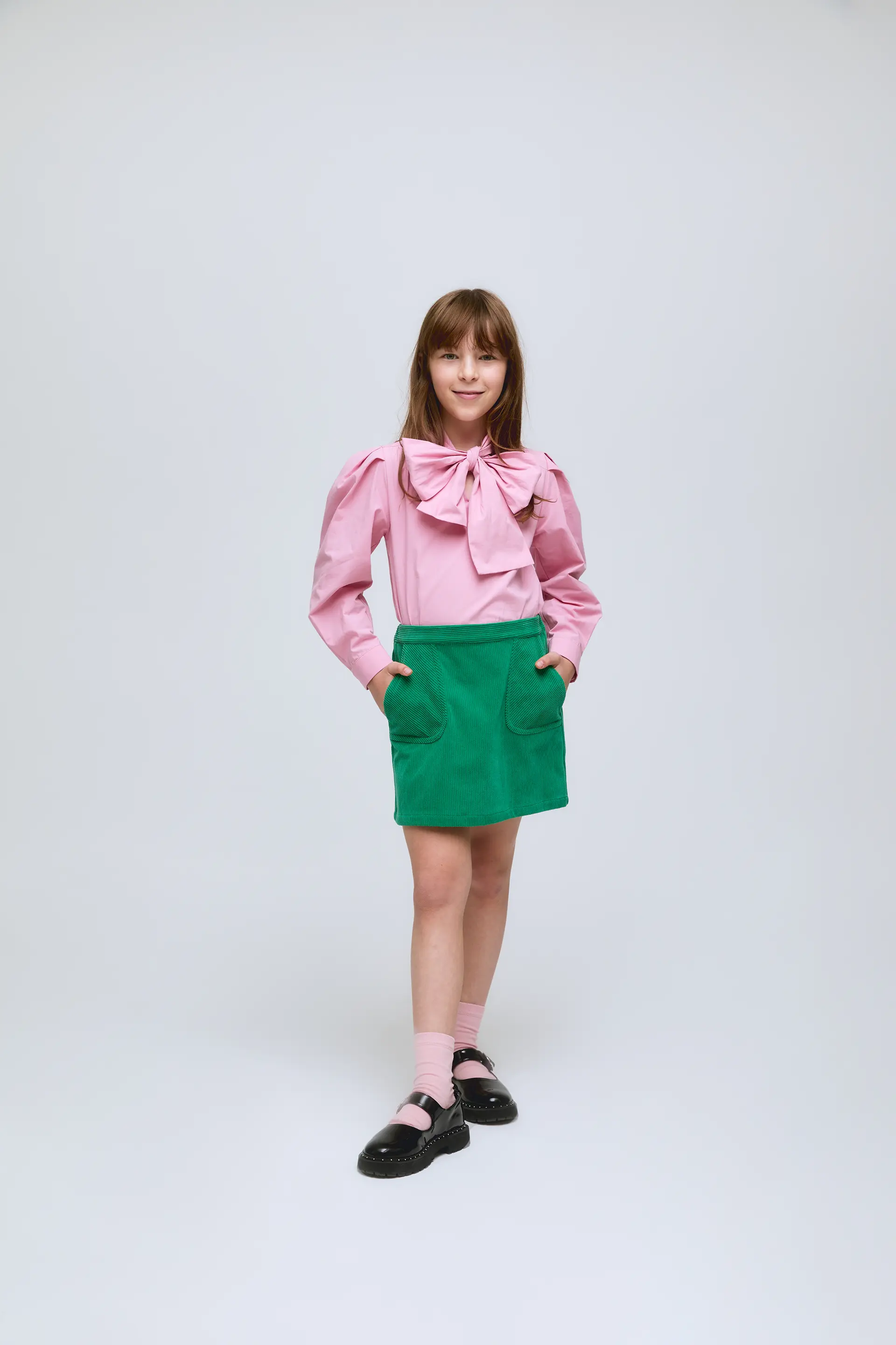 Falda corta de pana verde con bolsillos delanteros
