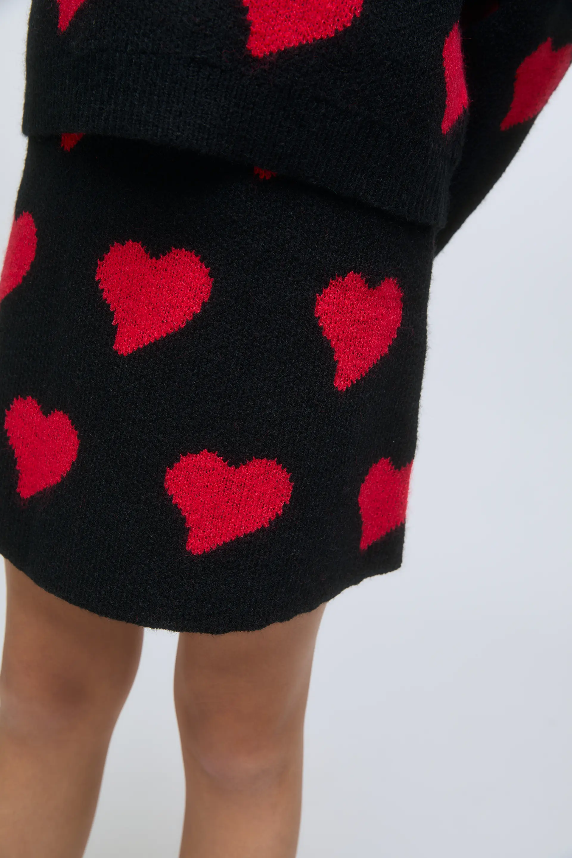 Falda de punto negra con corazones rojos Heart Attack. - Image 3