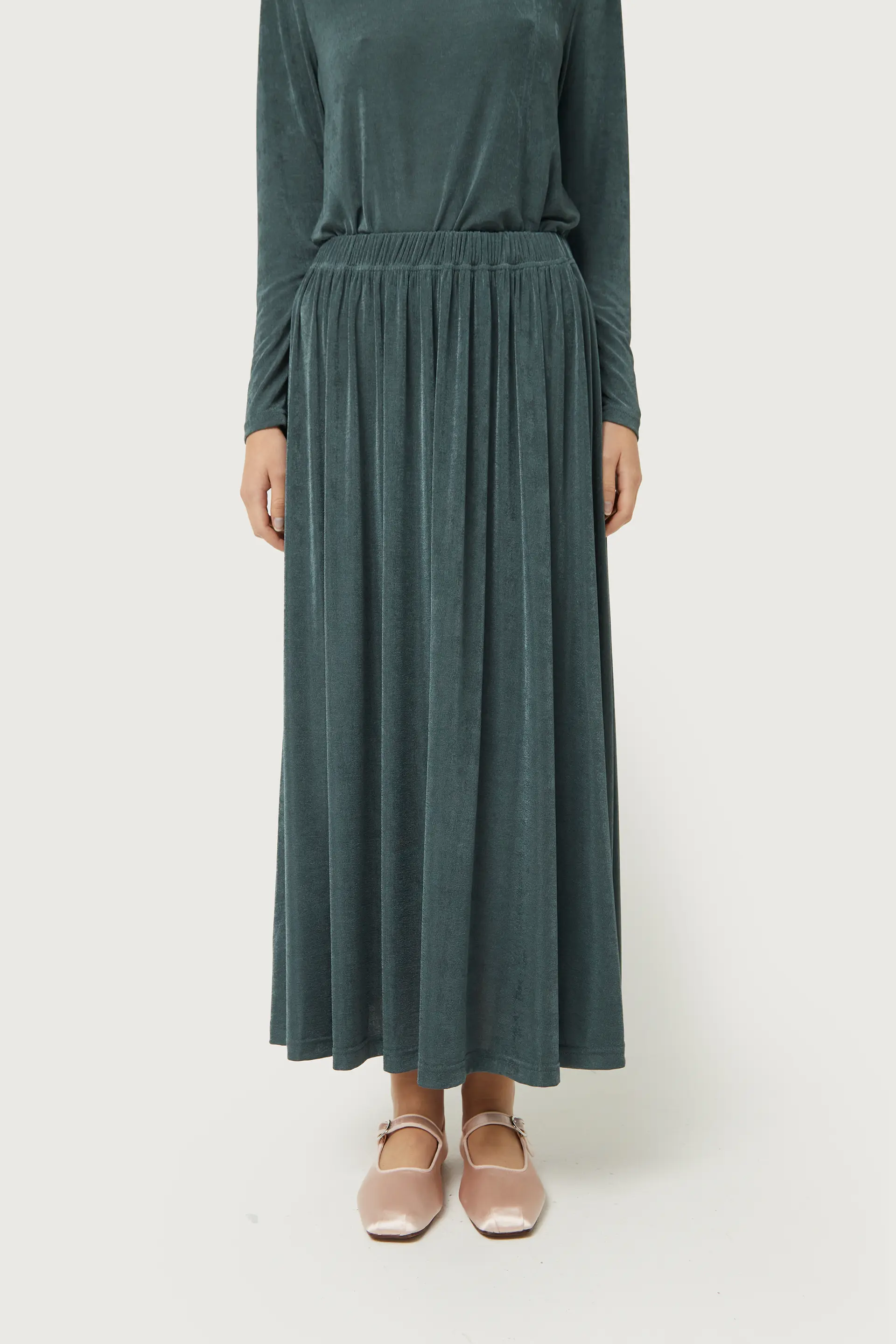 Falda midi acabado brillante gris - Image 4
