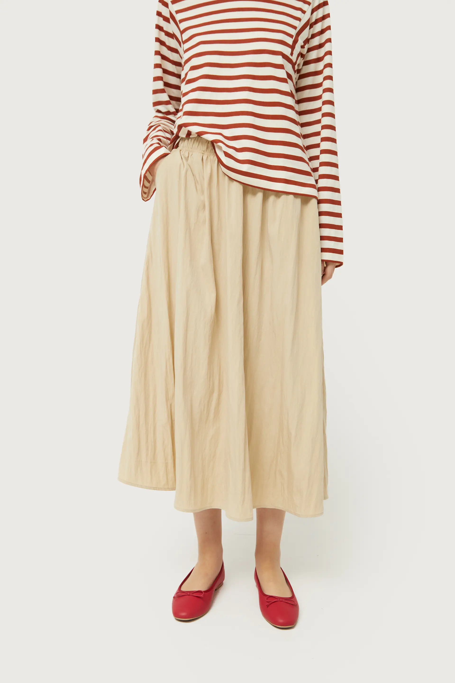 Falda midi en tejido técnico beige - Image 5