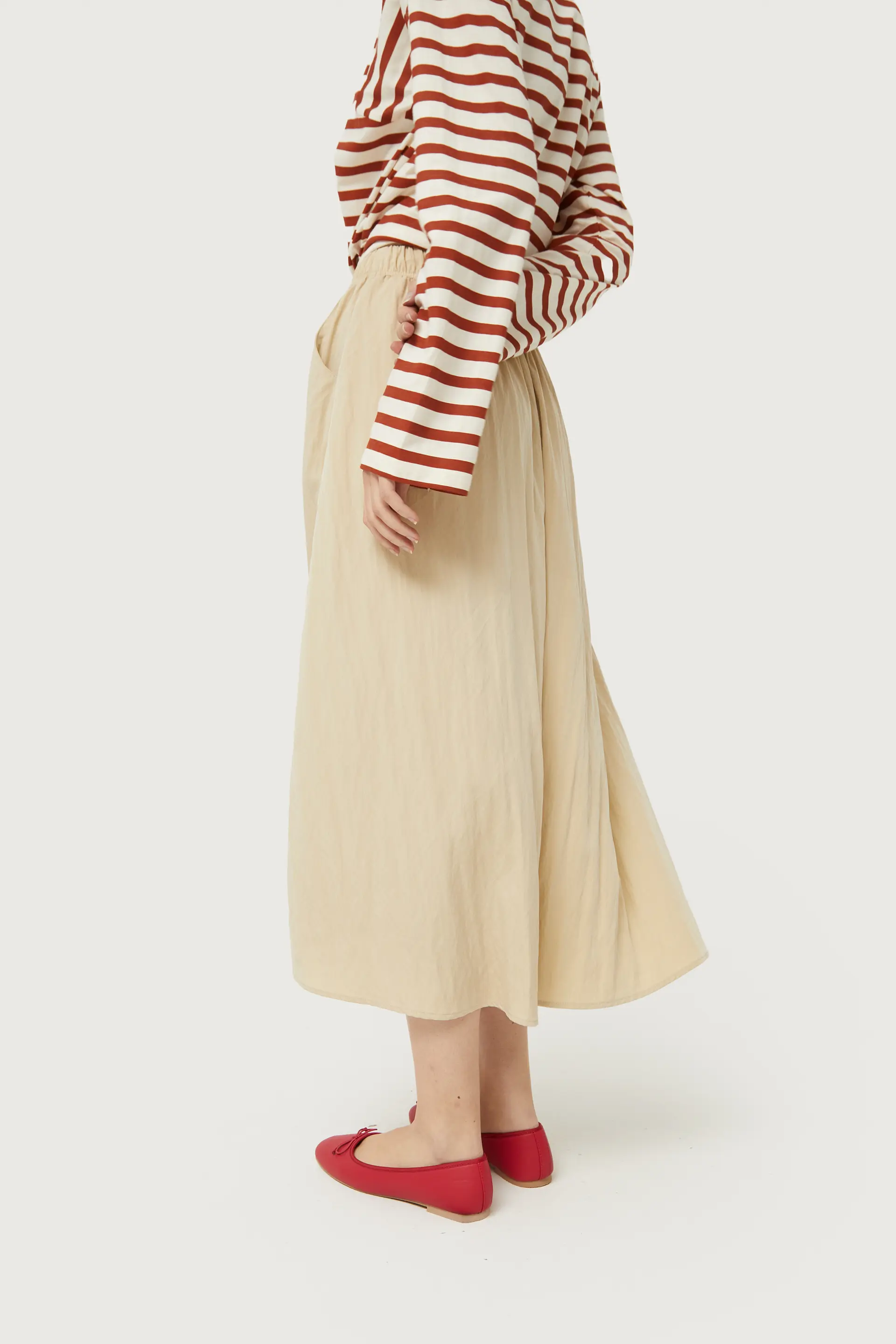 Falda midi en tejido técnico beige - Image 6