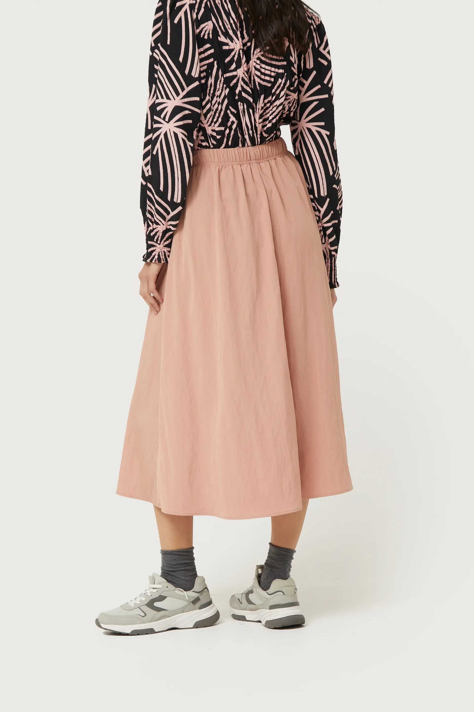 Falda midi en tejido técnico rosa - Image 5