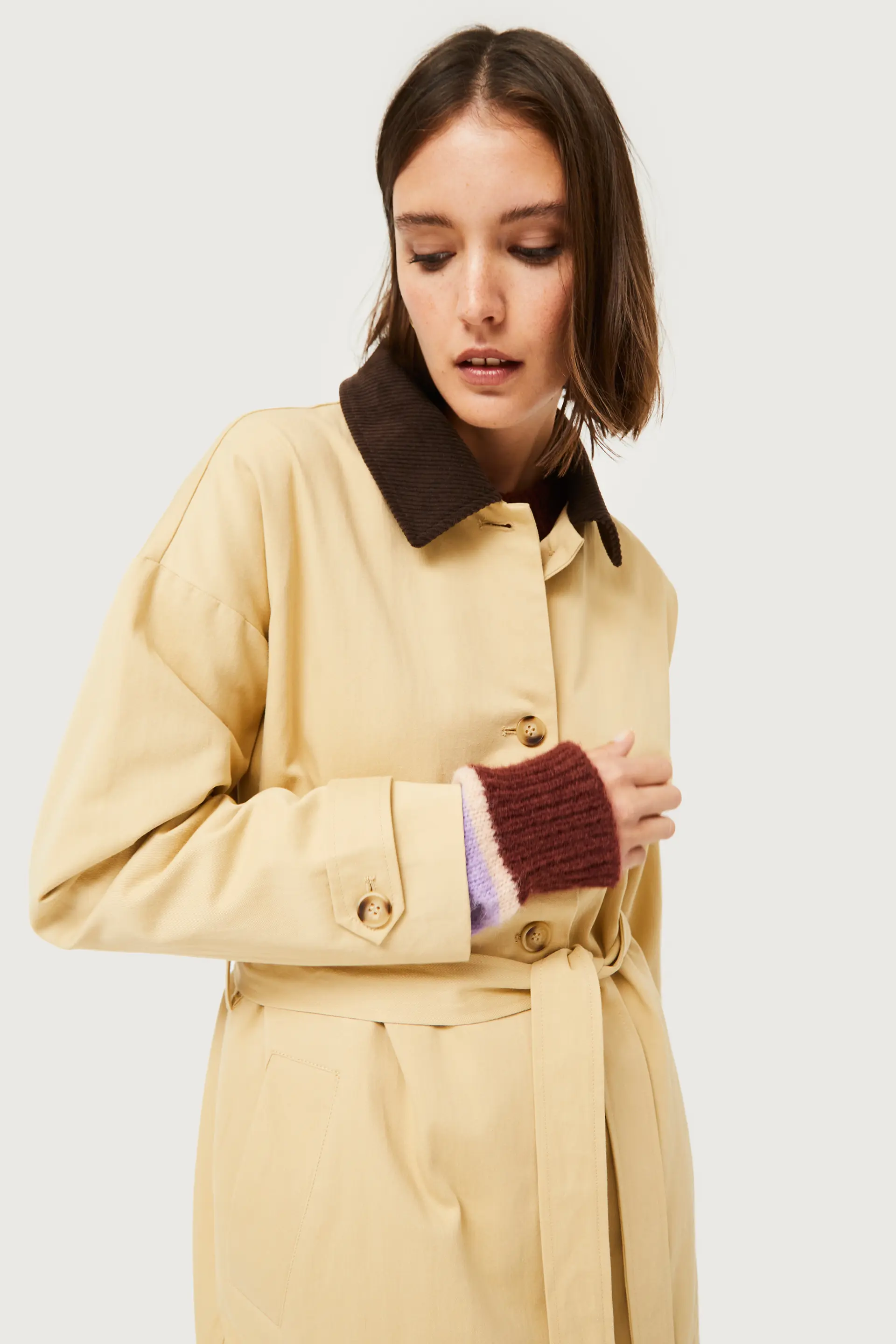 Gabardina con cuello de pana beige - Image 4