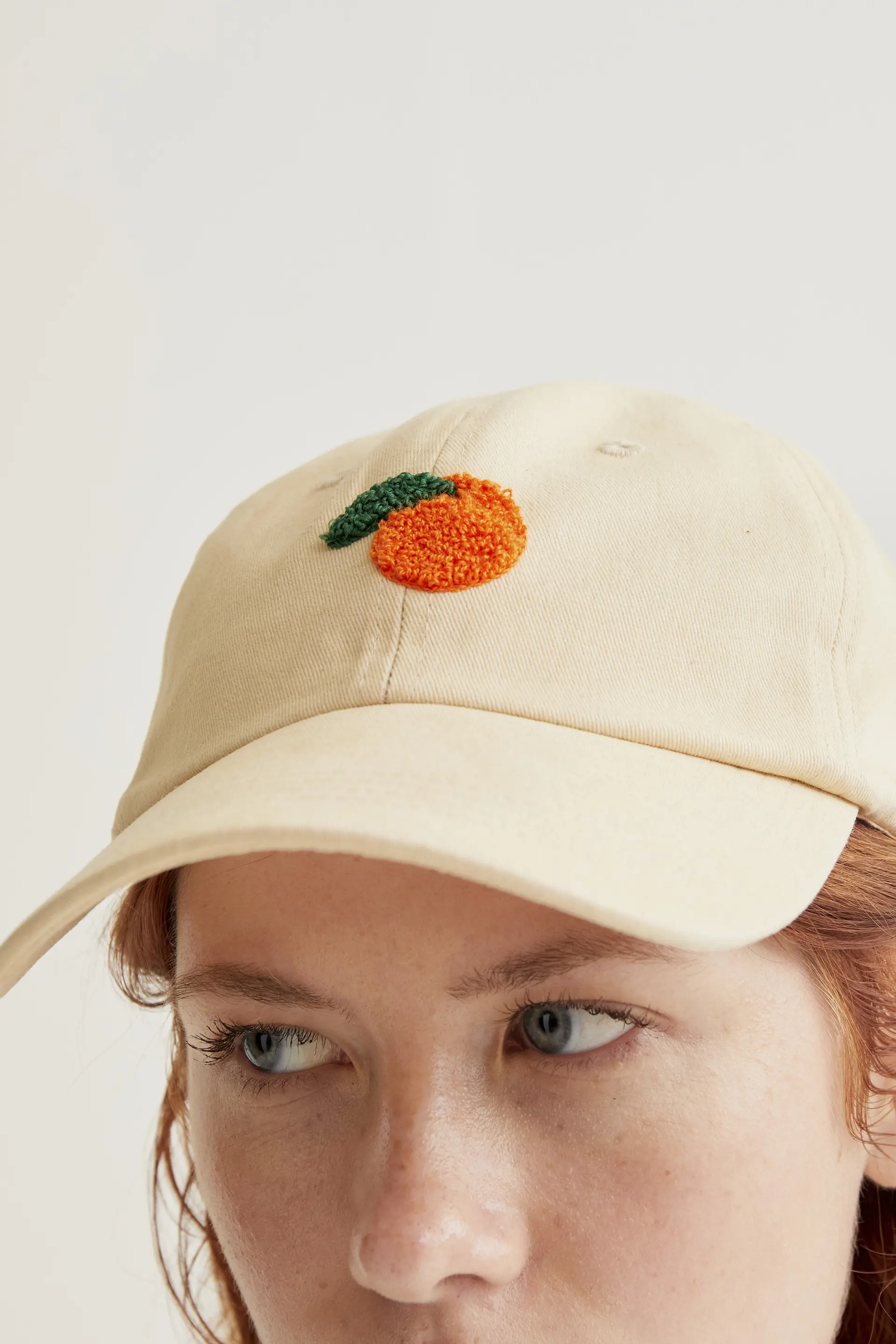 Gorra camel con bordado de naranja