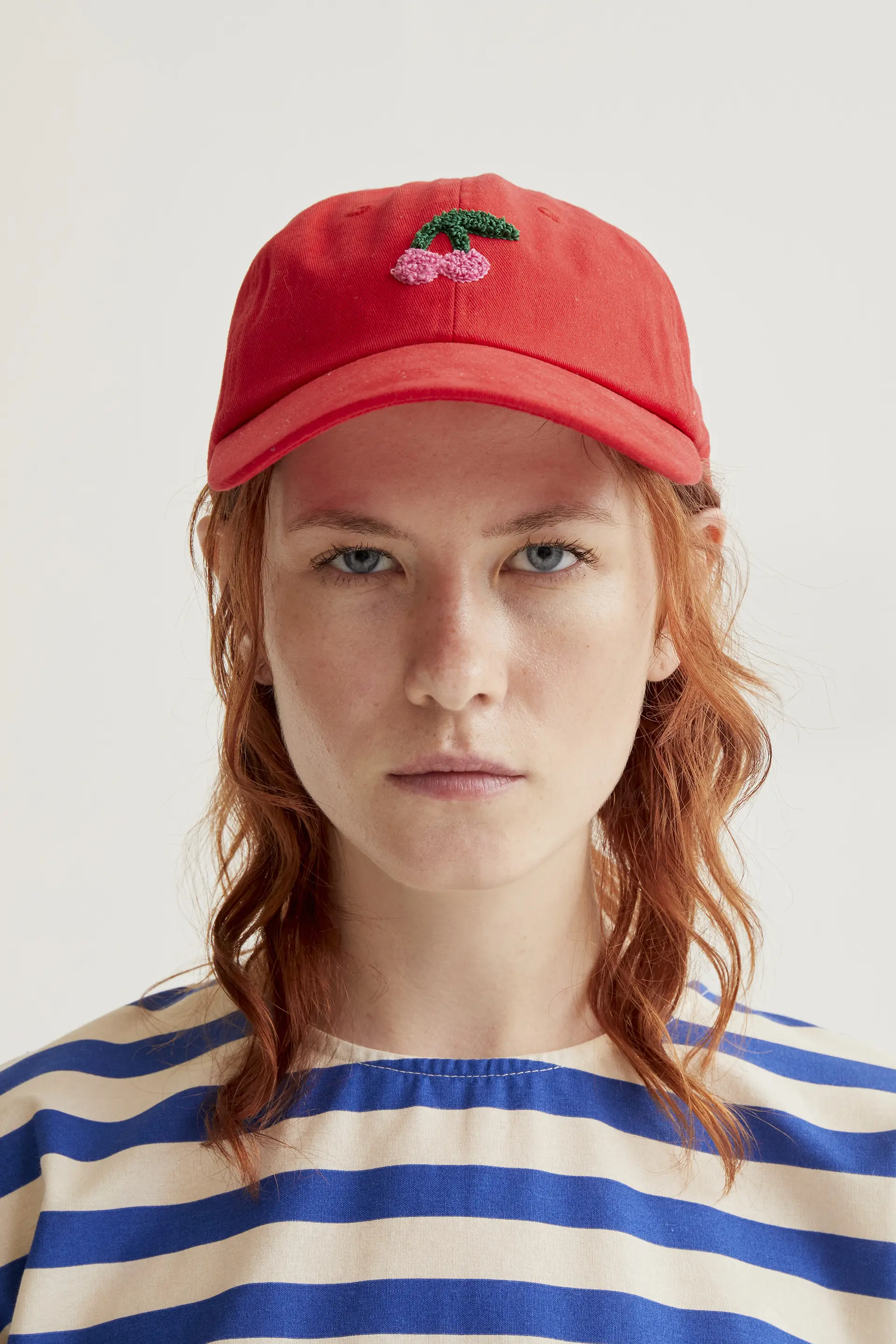 Gorra roja con bordado de cerezas