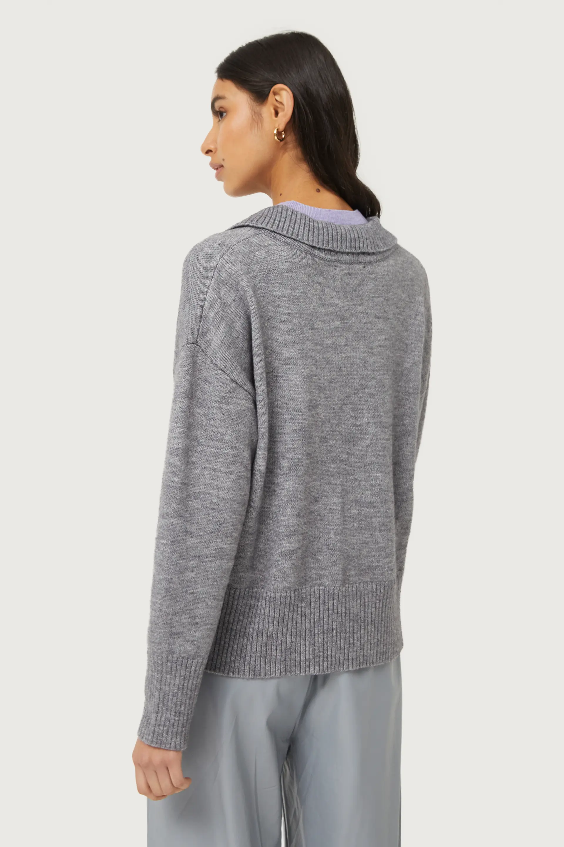 Jersey con cuello polo gris - Image 5