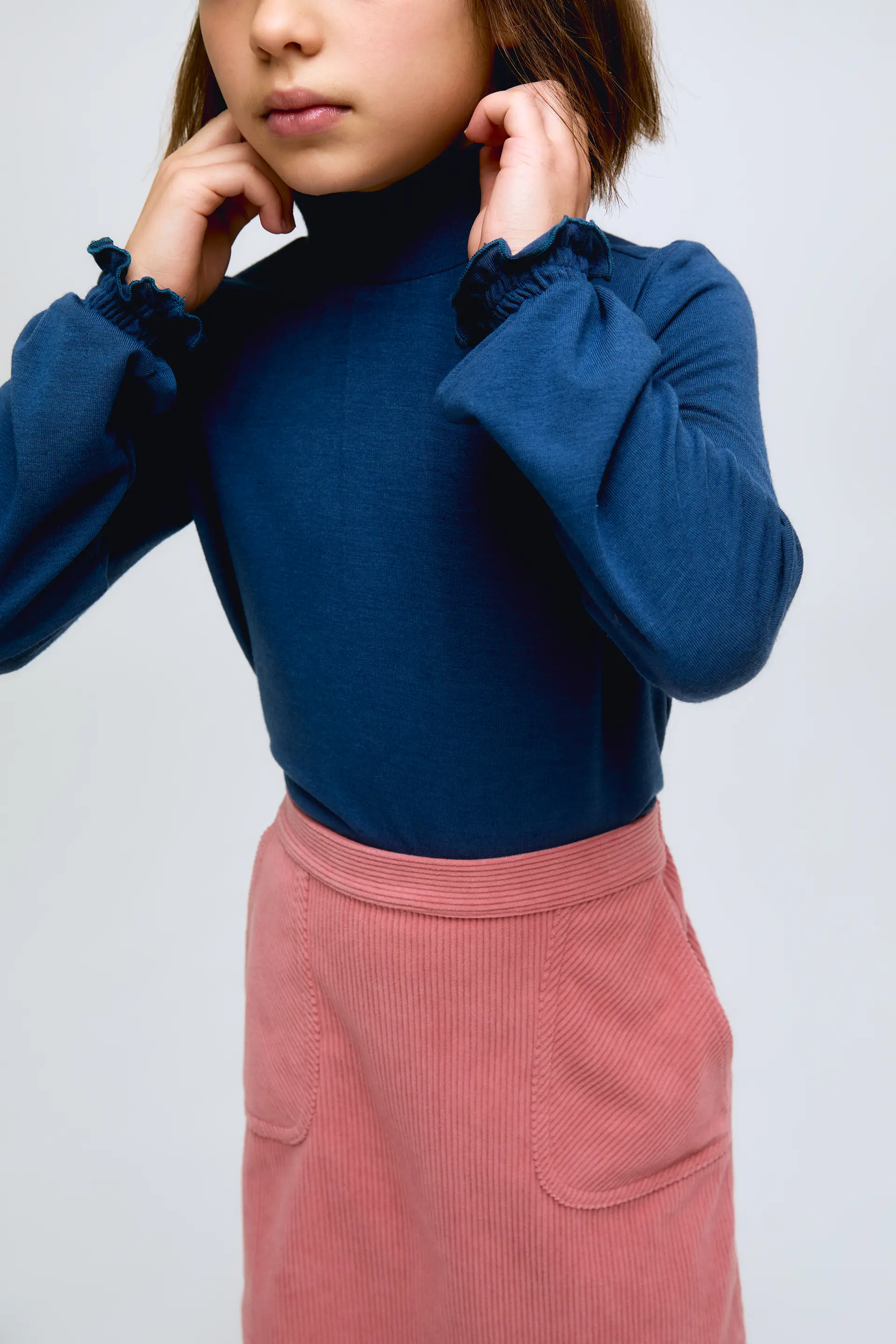 Jersey de niña azul de cuello alto y puños fruncidos - Image 3