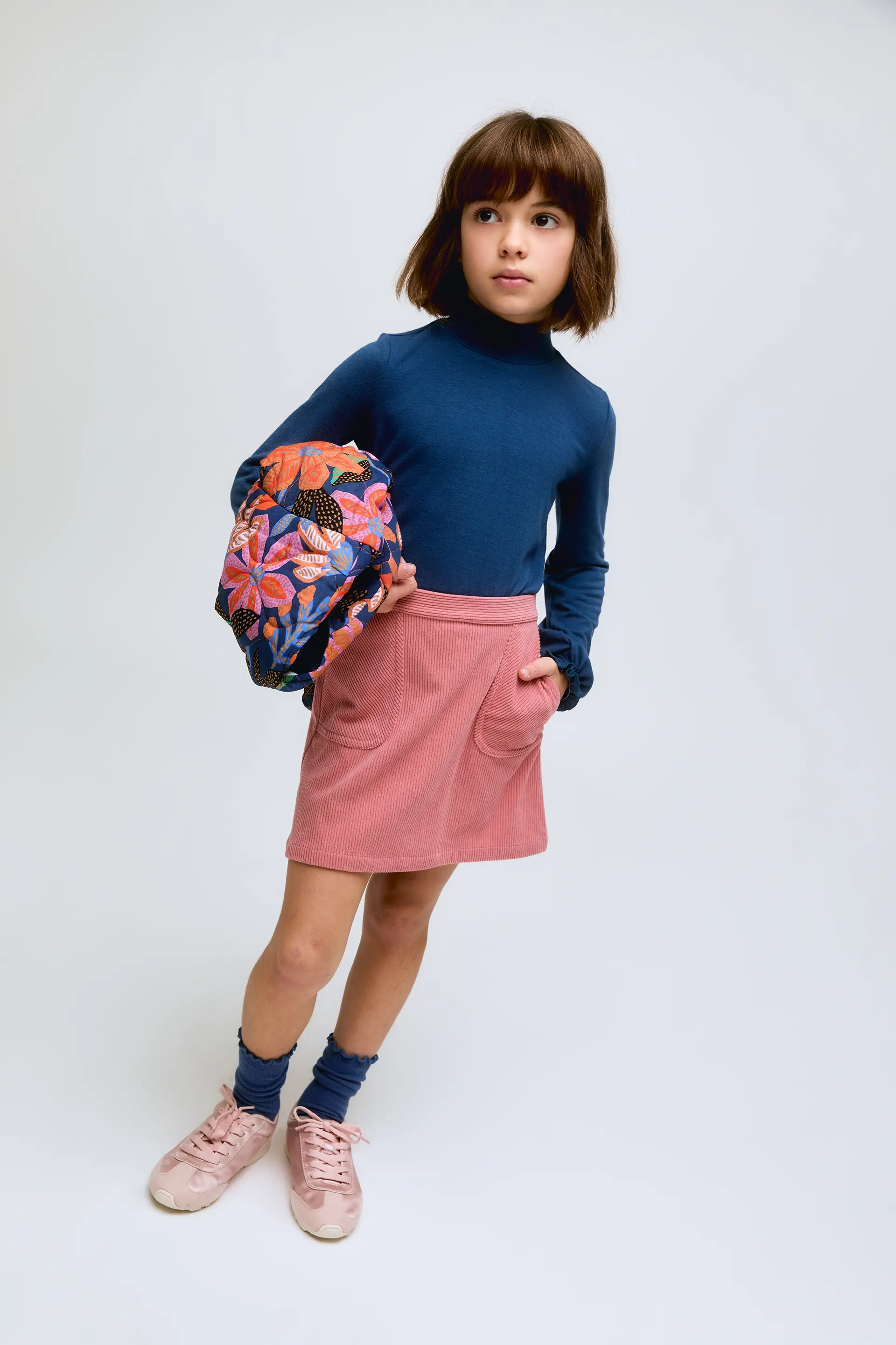 Jersey de niña azul de cuello alto y puños fruncidos - Image 4
