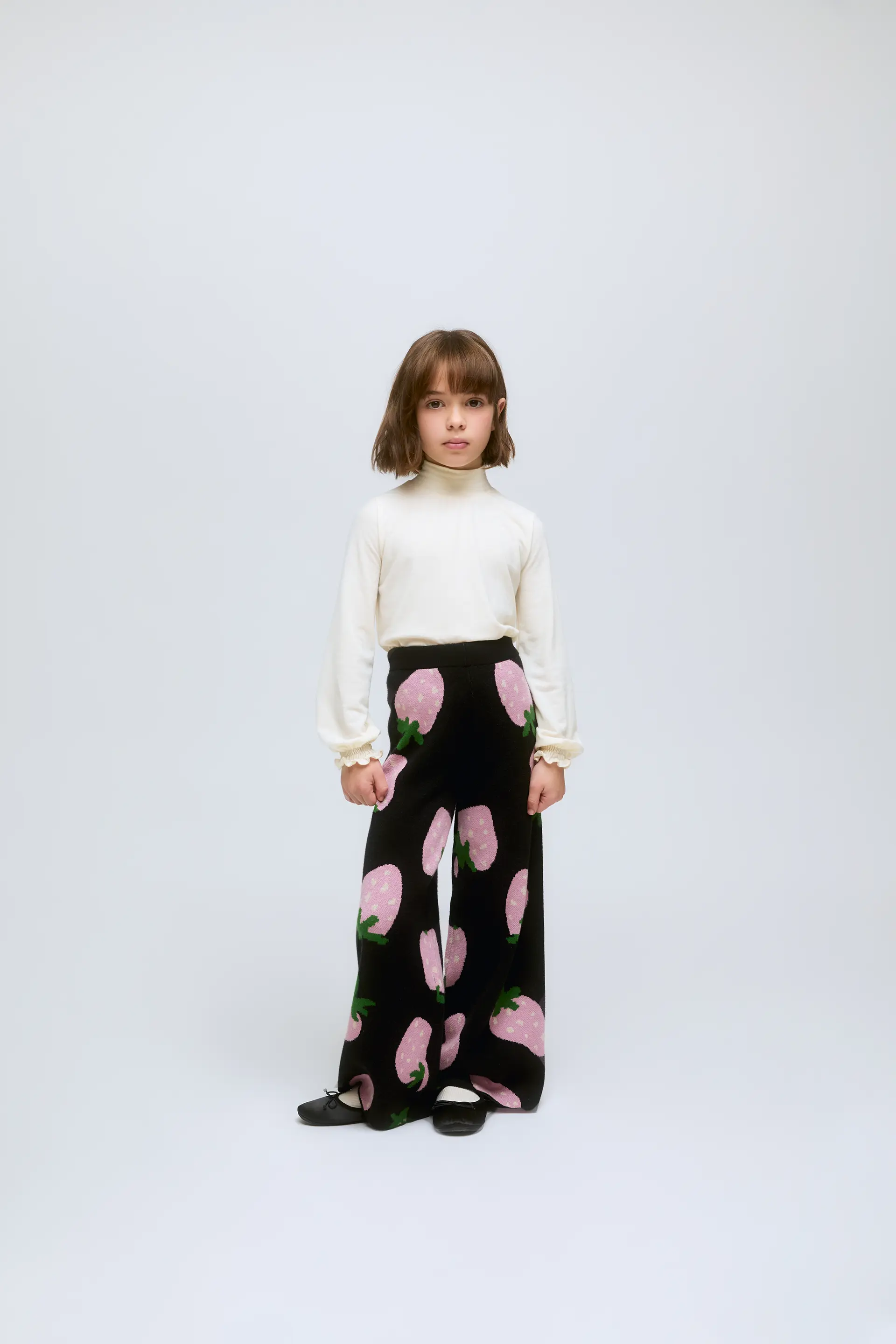 Jersey de niña blanco de cuello alto y puños fruncidos