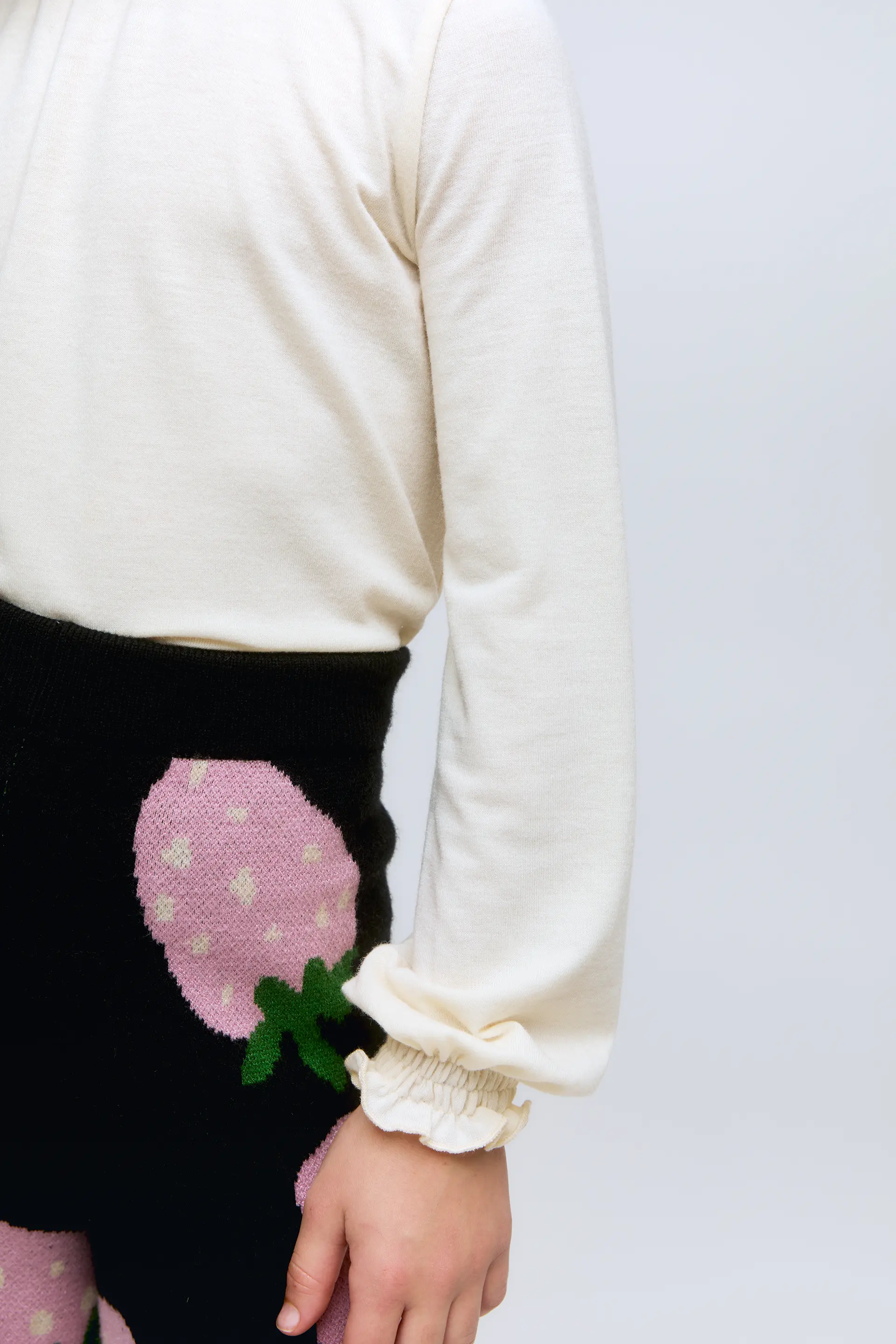 Jersey de niña blanco de cuello alto y puños fruncidos - Image 3