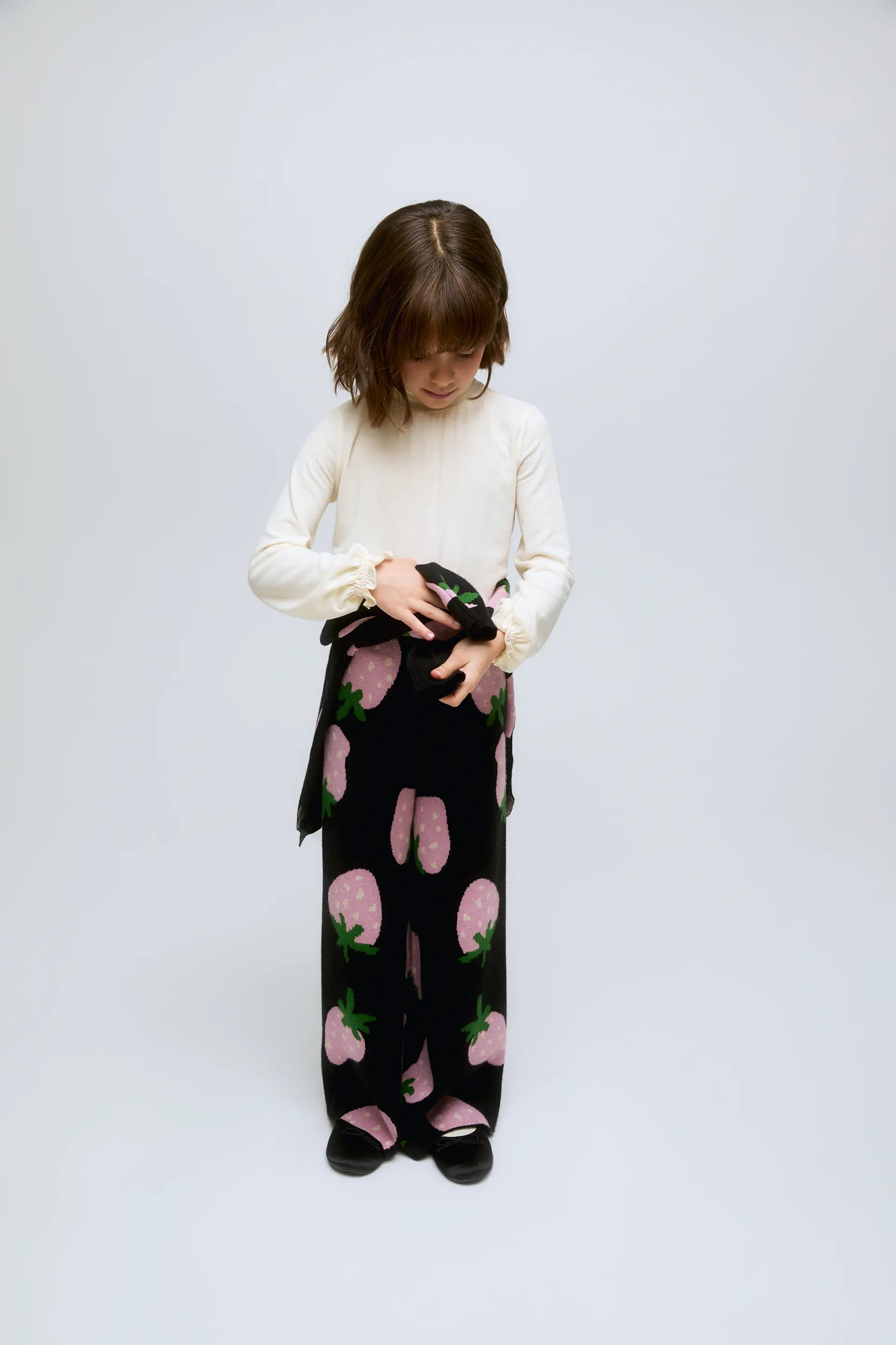 Jersey de niña blanco de cuello alto y puños fruncidos - Image 4