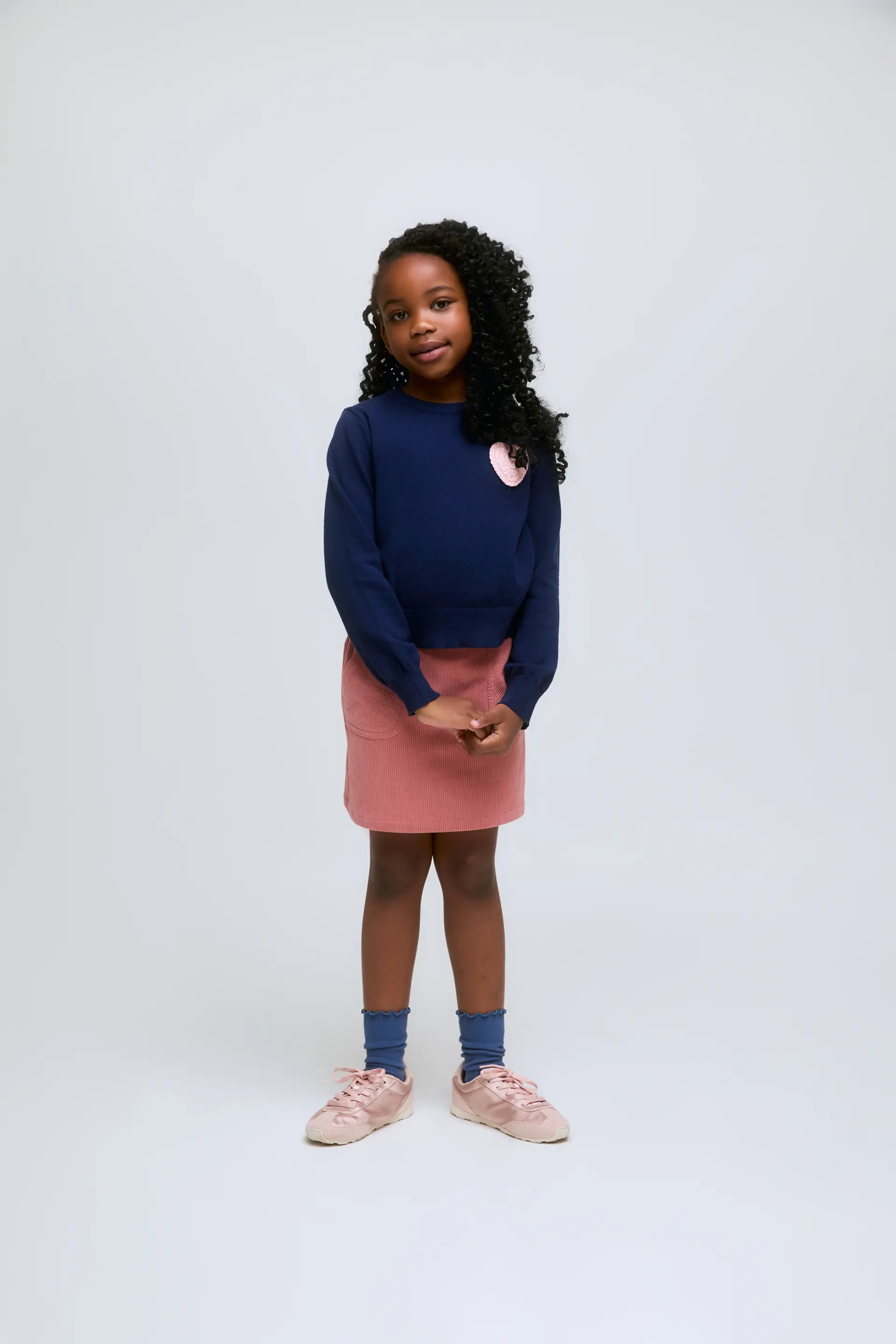 Jersey de niña de punto azul marino con bordado corazón rosa