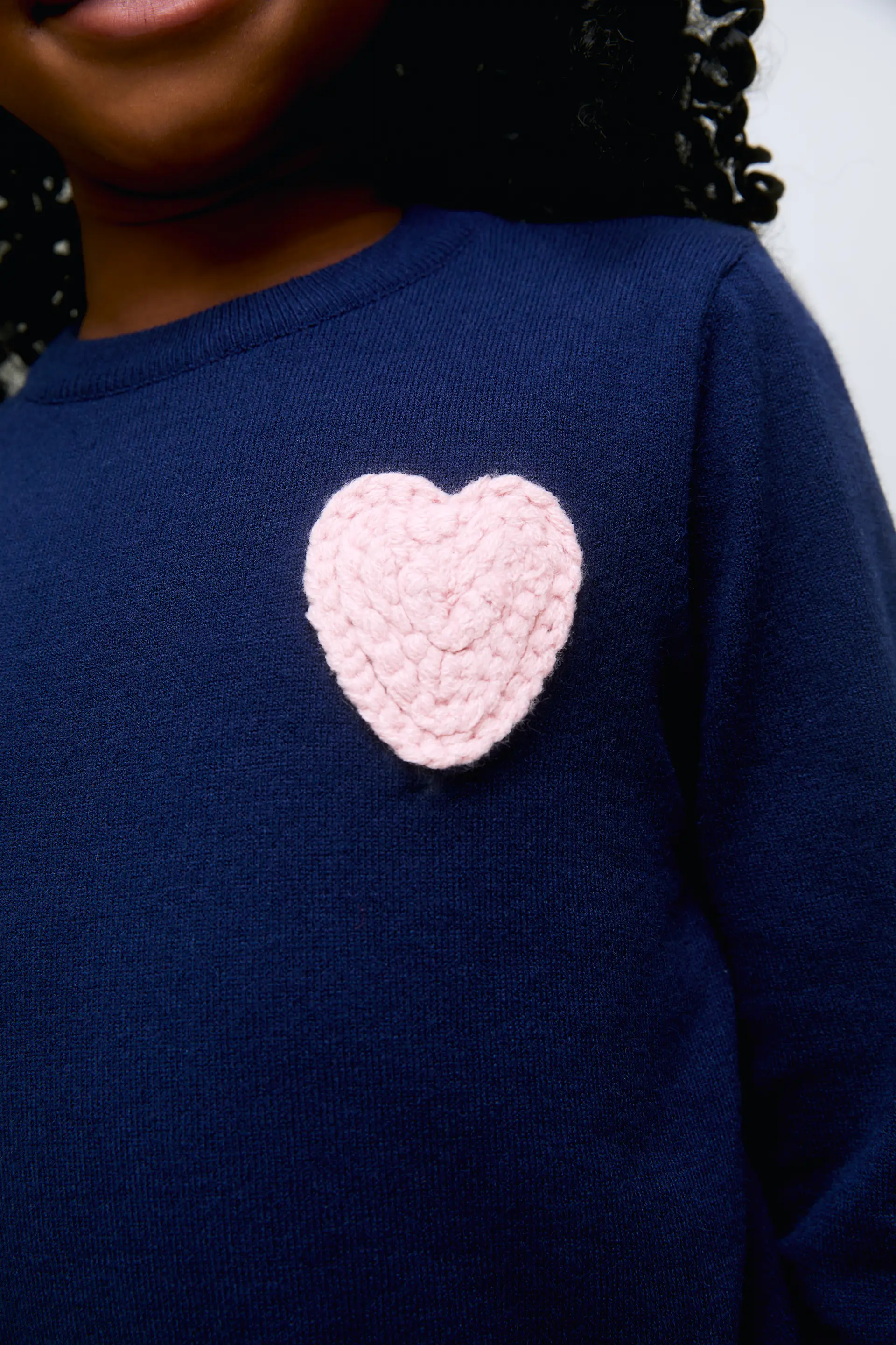 Jersey de niña de punto azul marino con bordado corazón rosa - Image 3