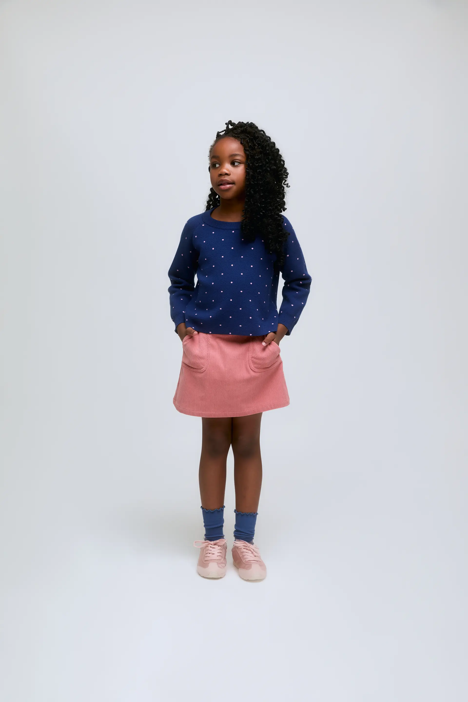 Jersey de niña de punto azul marino con lunares rosas