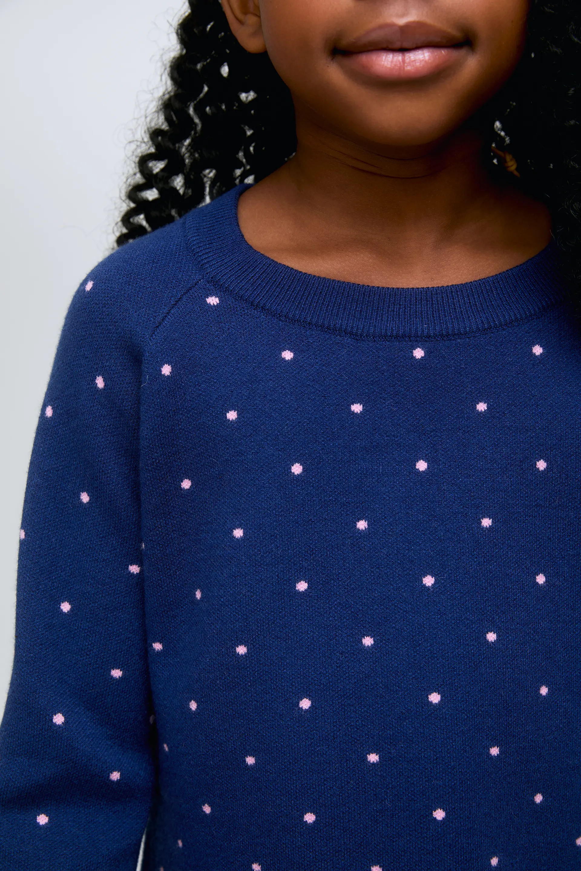 Jersey de niña de punto azul marino con lunares rosas - Image 3