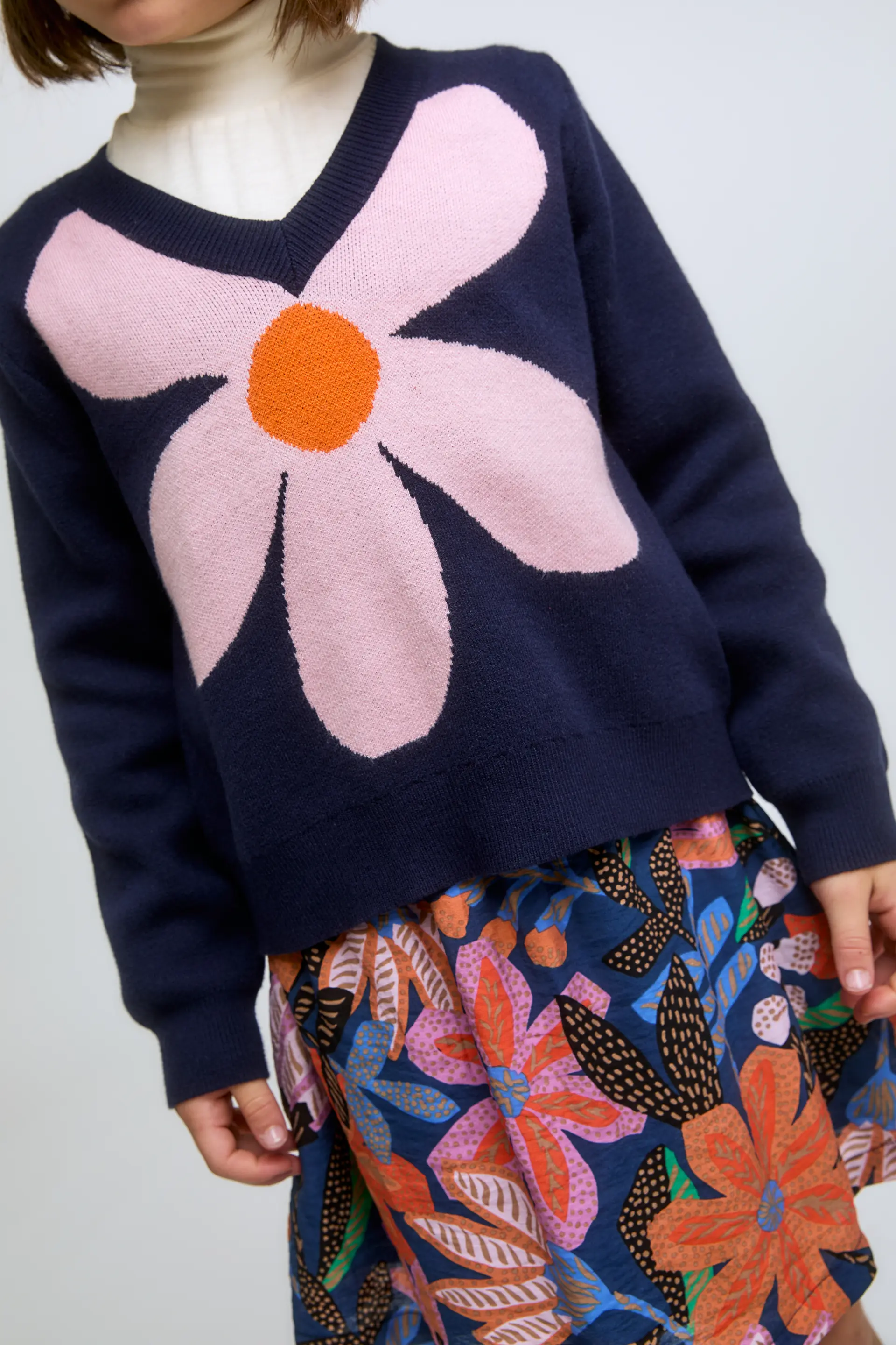 Jersey de niña de punto azul marino con print de flor - Image 3