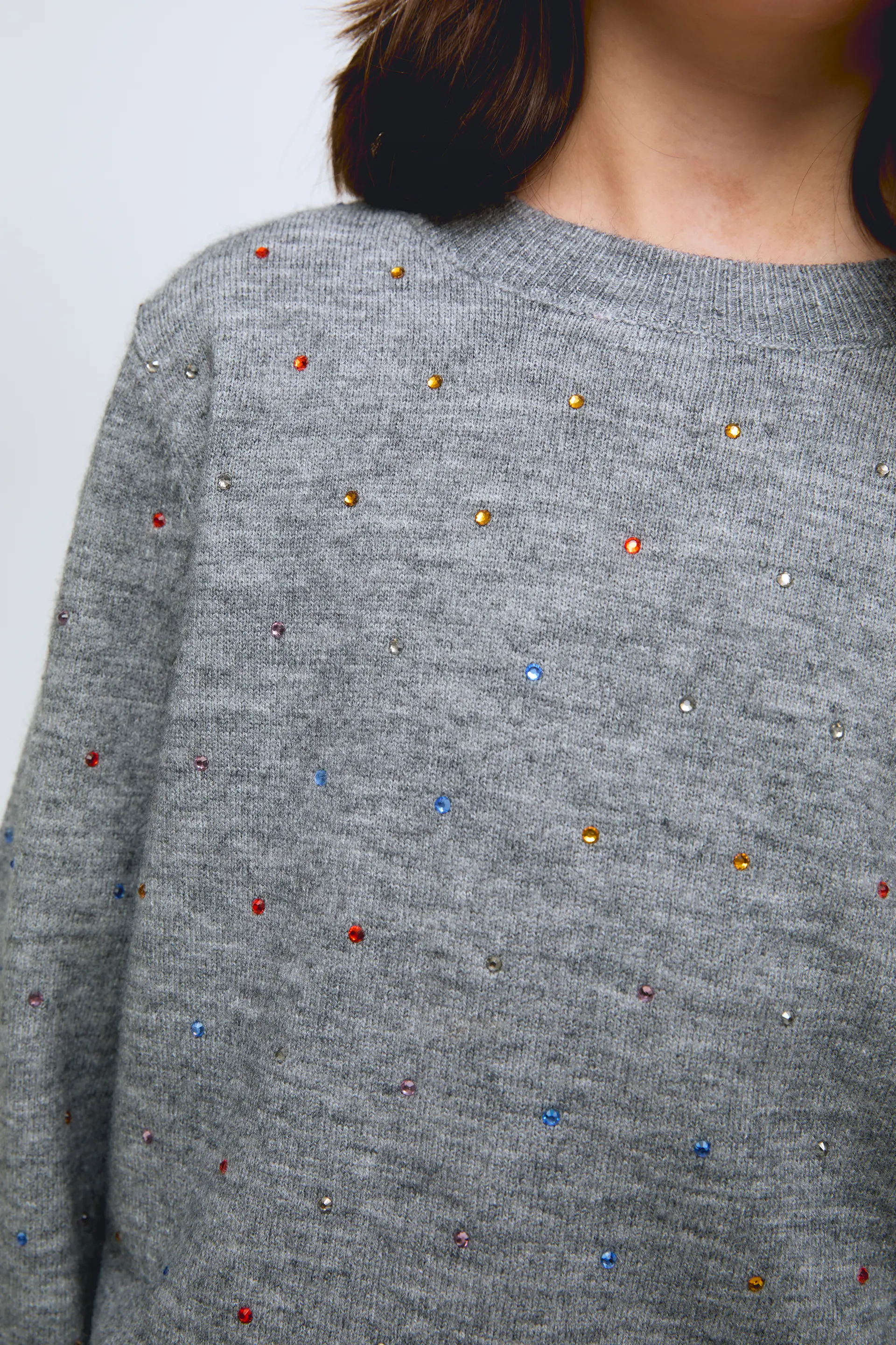 Jersey de niña de punto gris con pequeños apliques de brillos. - Image 3